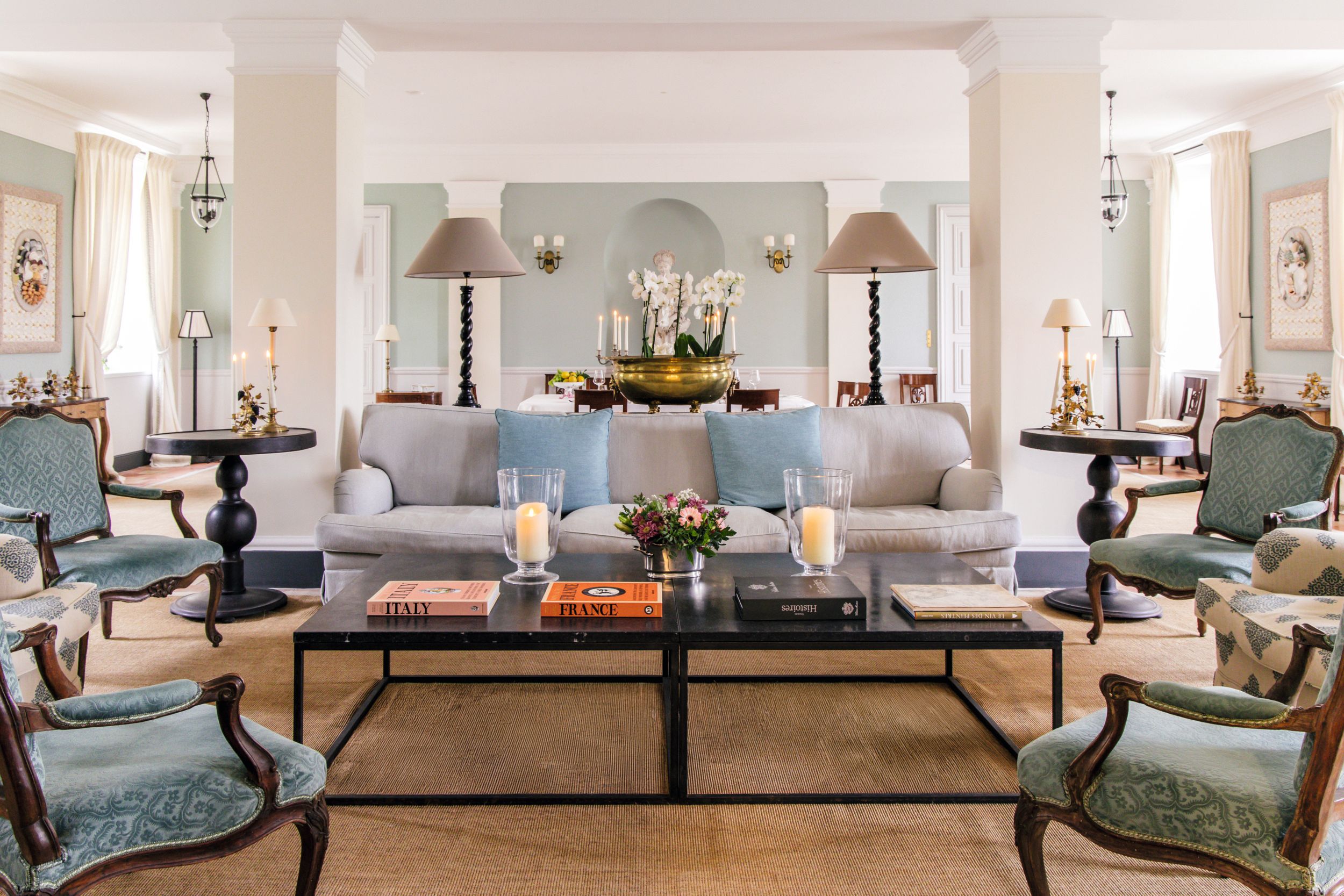 Uno de los salones más vividos de la casa, con el comedor principal detrás. Los sillones son de estilo Luis XIV