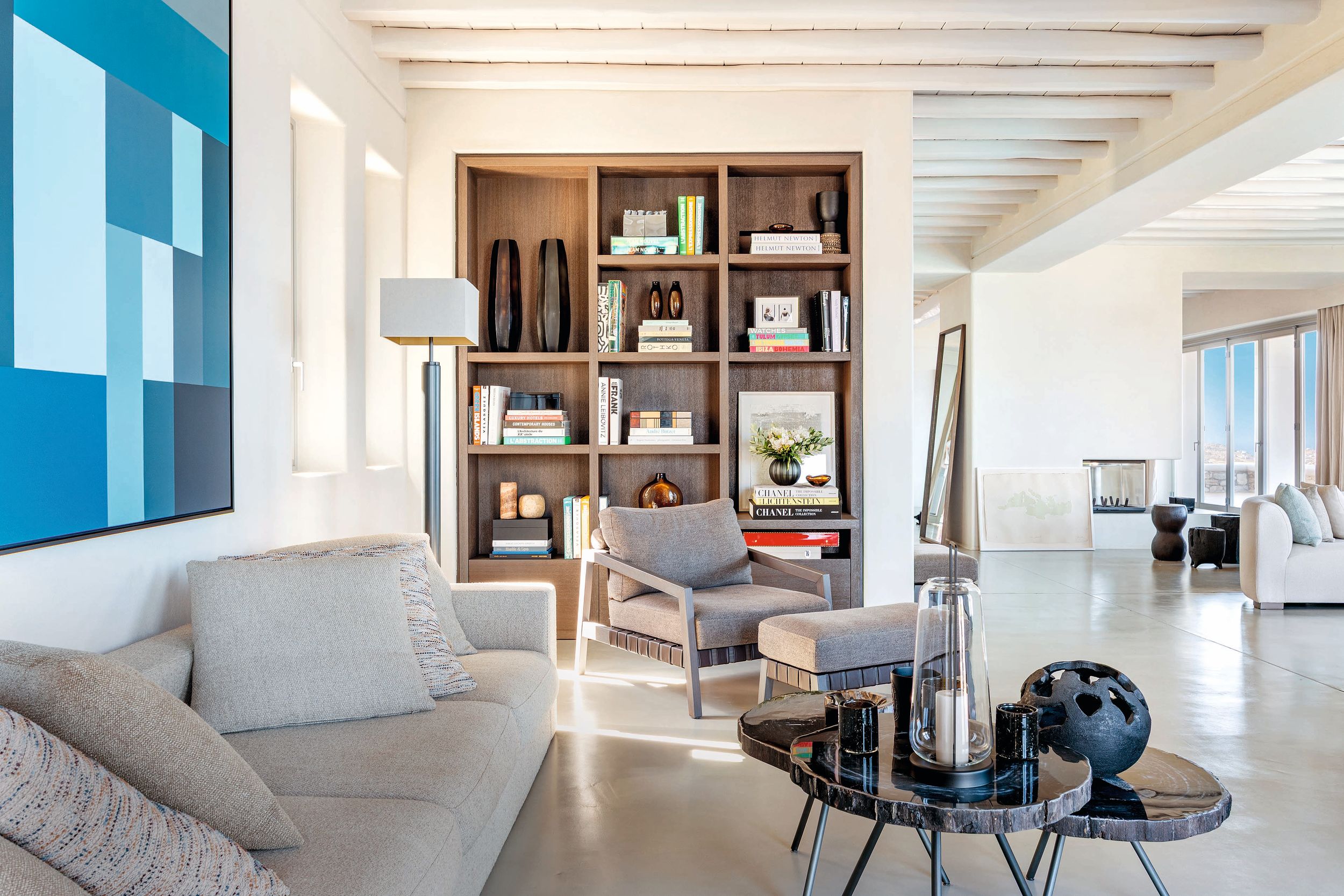 En la imagen, el salón biblioteca ofrece un refugio más tranquilo e íntimo, con libros dedicados al arte, el diseño, la arquitectura y la fotografía