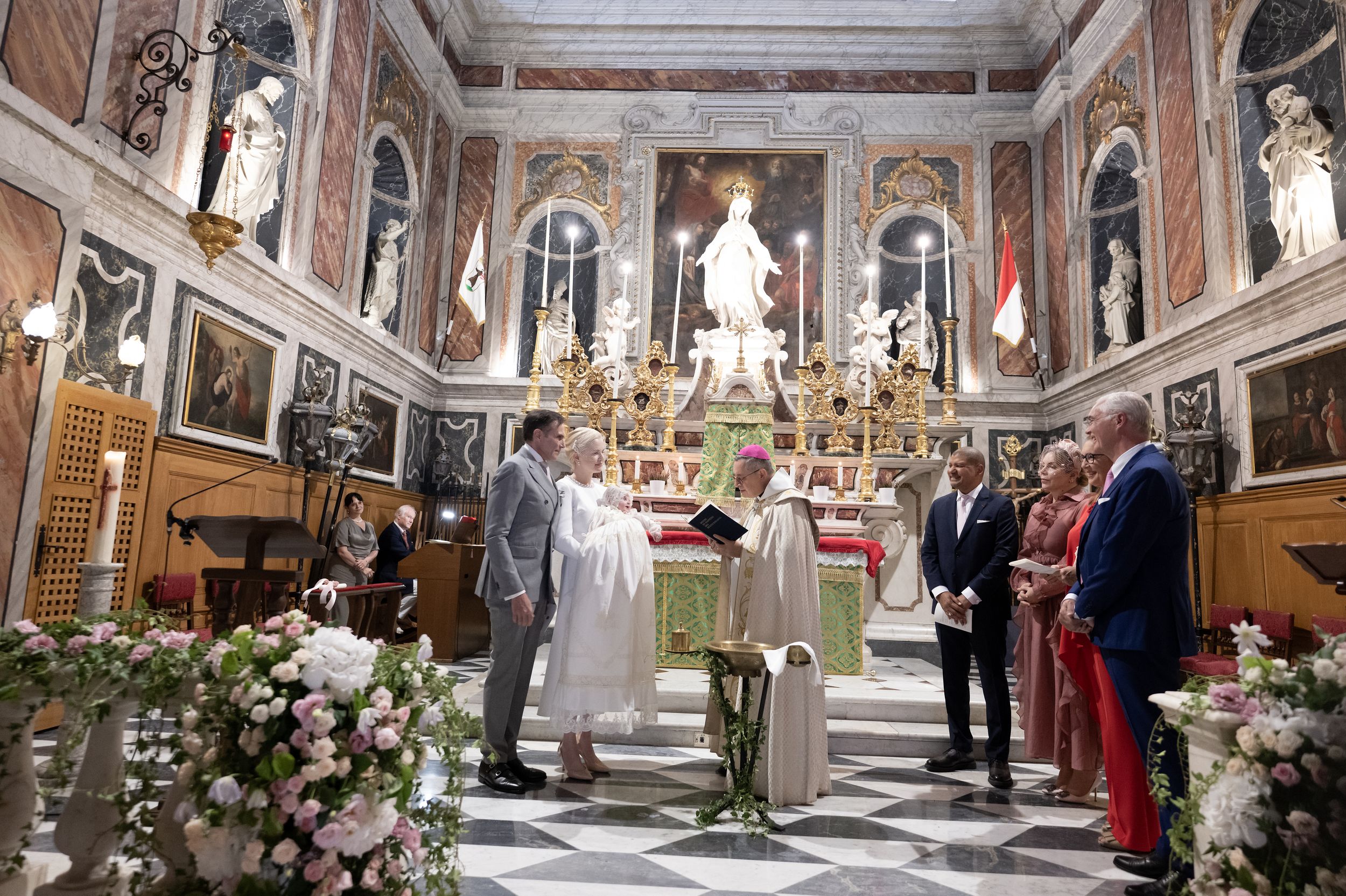 Un momento del bautizo de Élisabeth de Orleans