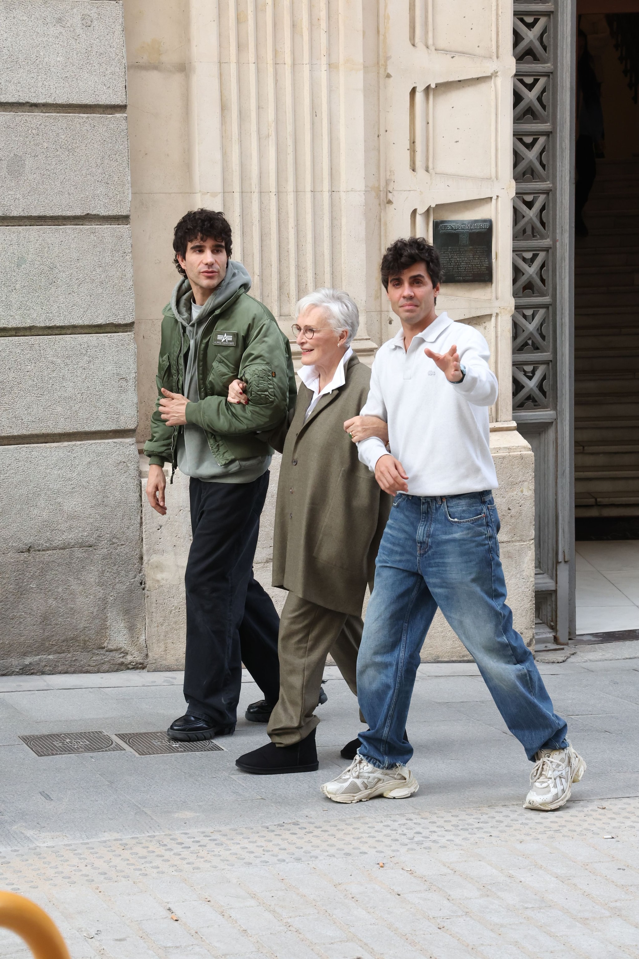 Glenn Close junto a 'Los Javis', con quien trabaja en 'La bola negra'