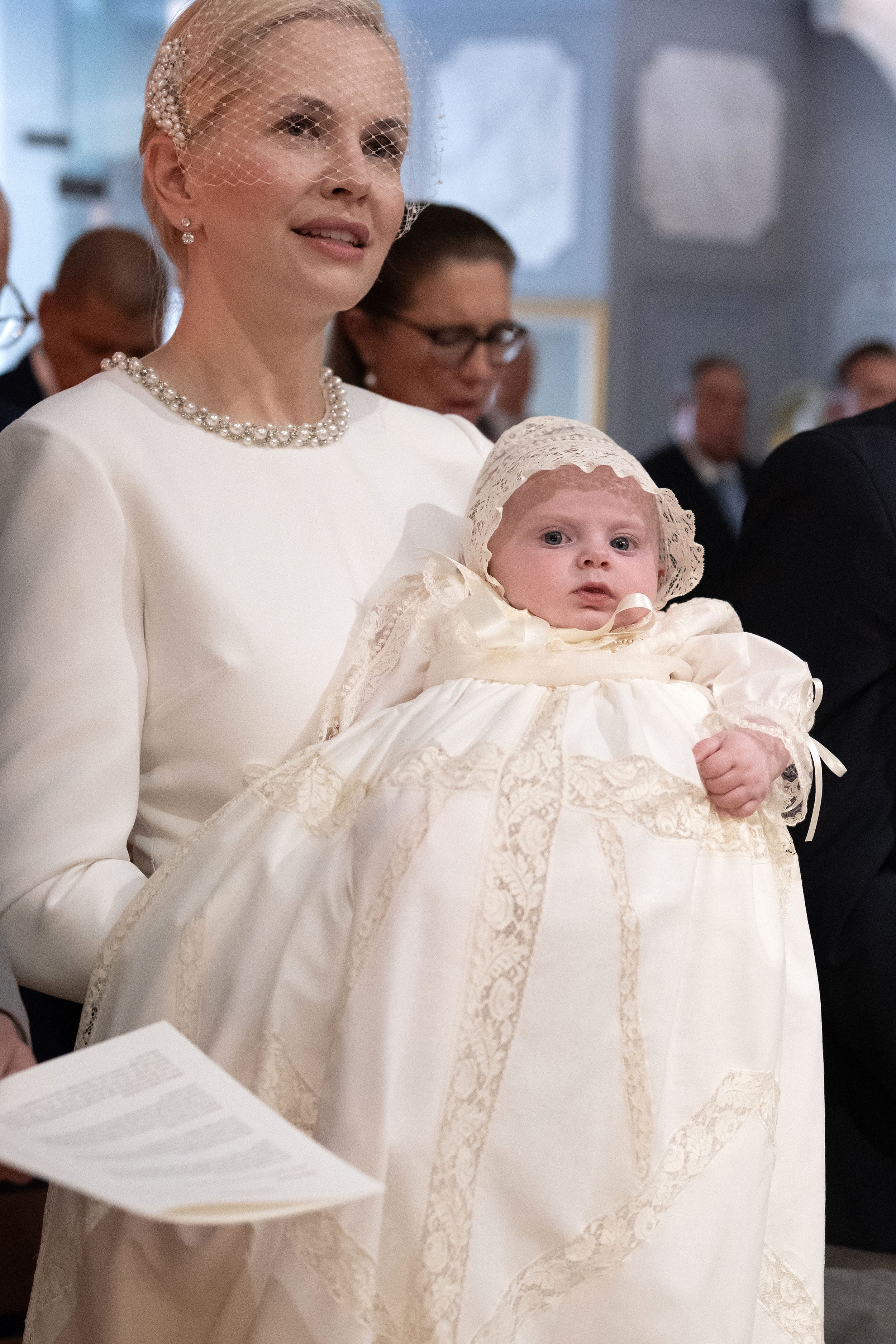 Naomi de Orleans con su pequeña en brazos