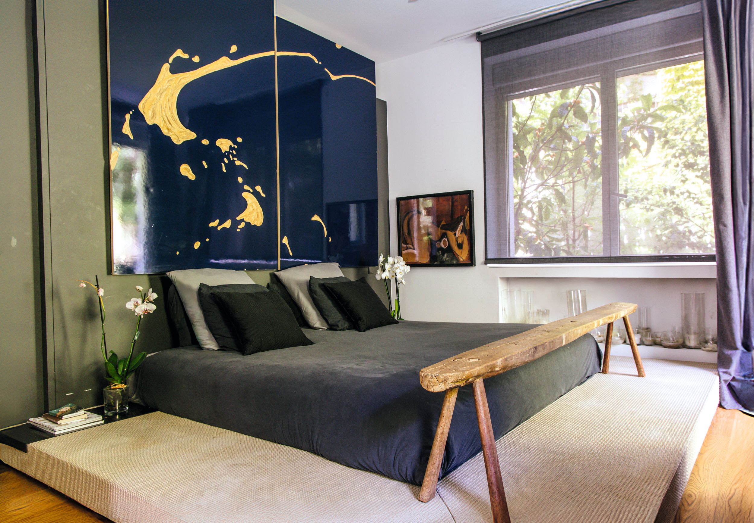 En el dormitorio principal destaca la cama "king size", diseñada sobre una plataforma inspirada en los tatamis japoneses. Como cabecero, un díptico realizado en madera lacada preside la estancia.