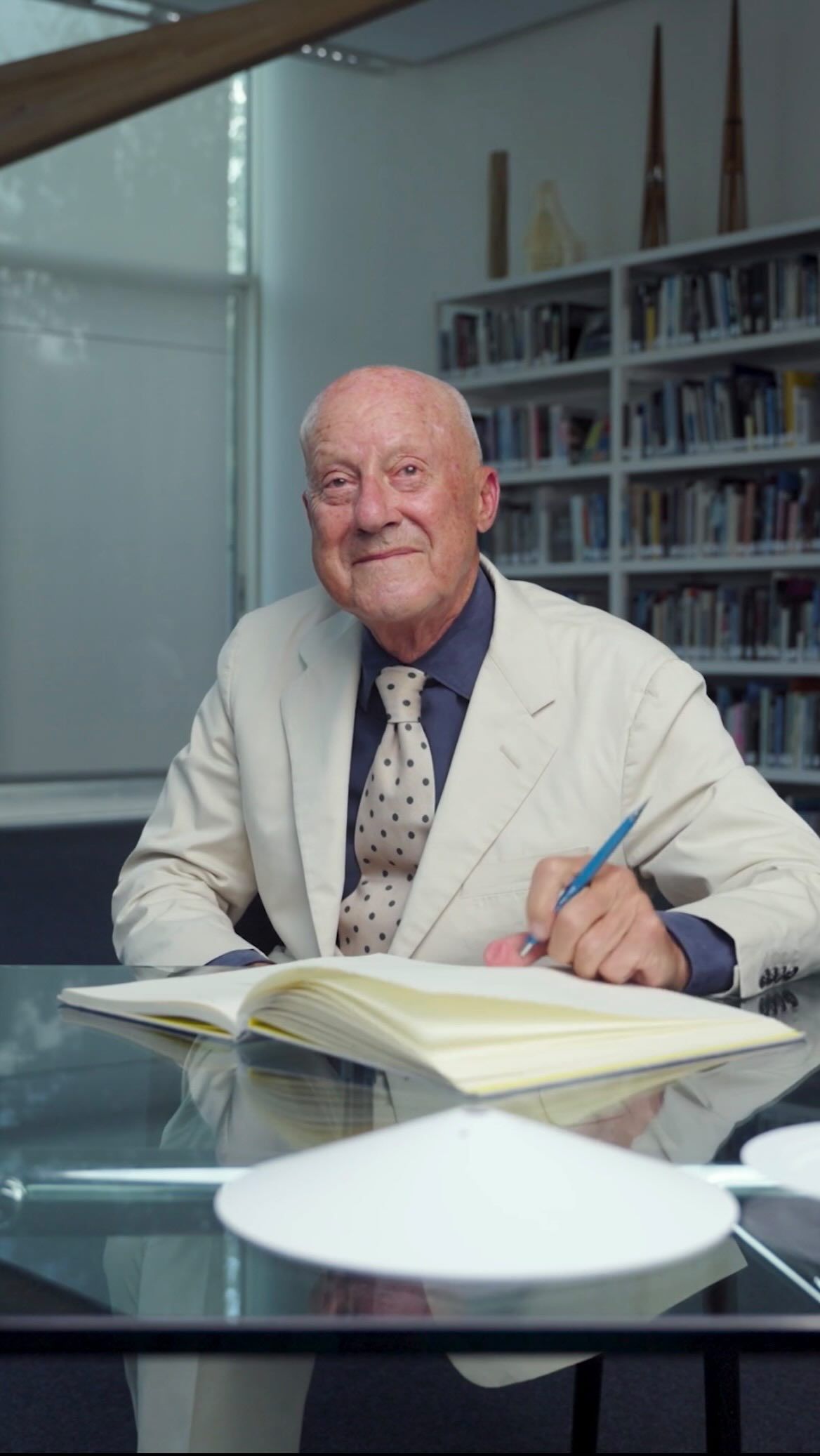 Norman Foster escribiendo en su despacho