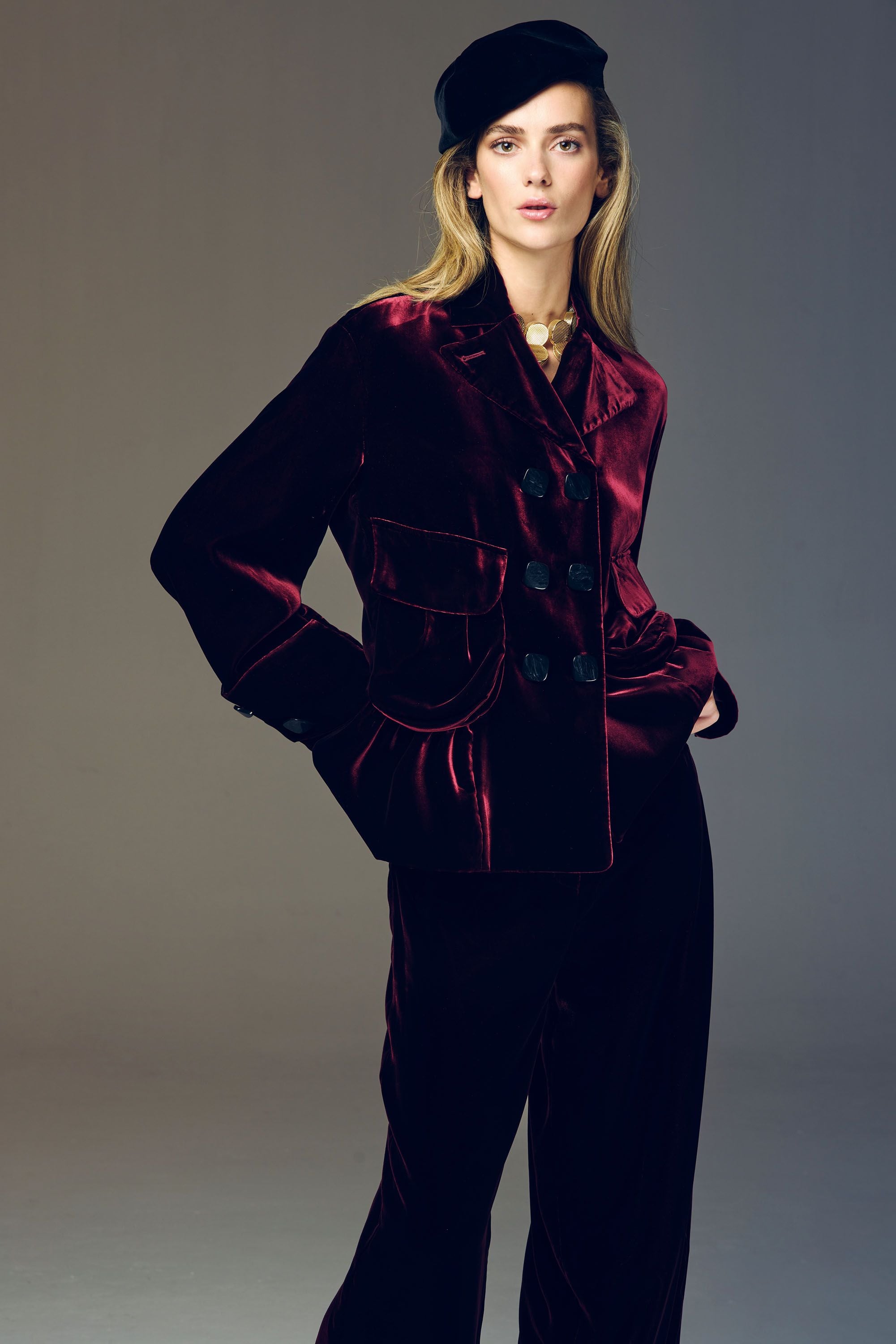 Gala Houlihan con gorro, pantalón y chaqueta de terciopelo