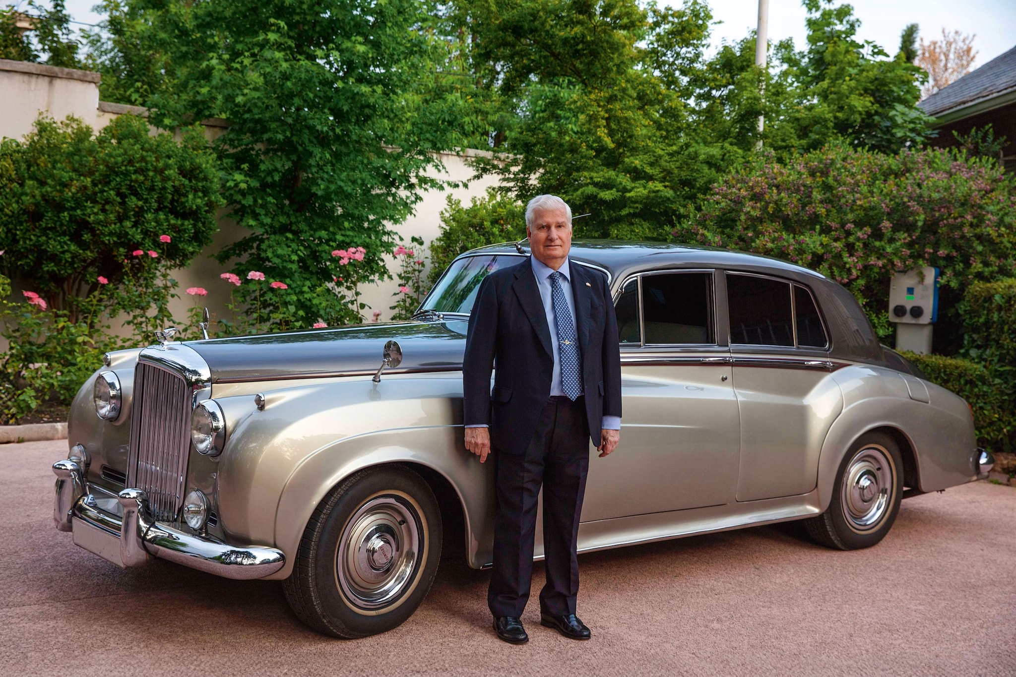 El duque de Alba posando con su Bentley