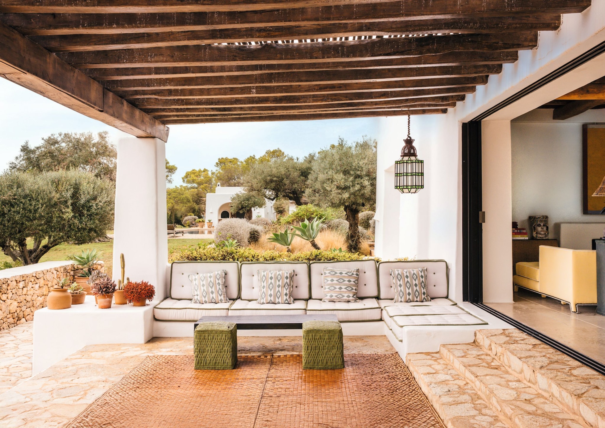 EMMA ROIG  NOS RECIBE EN SU REFUGIO DE IBIZA, UNA IMPRESIONANTE VILLA EN EL CORAZÓN DE LA ISLA