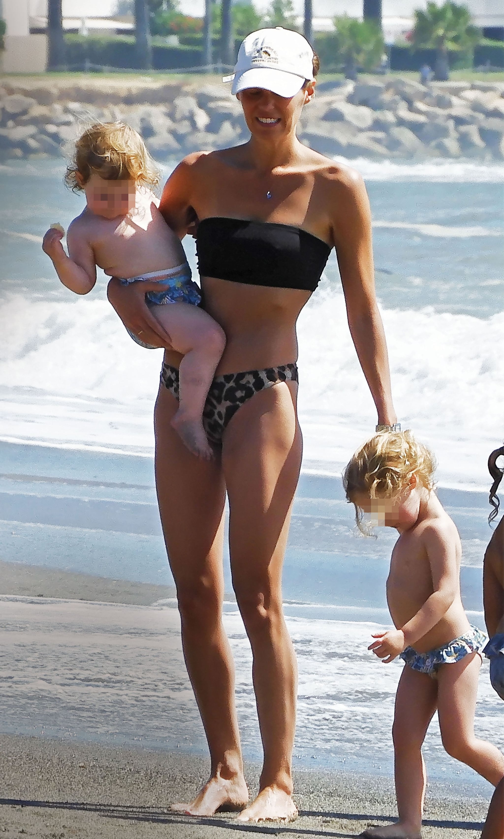 Claudia Osborne con su familia en las playas de Sotogrande