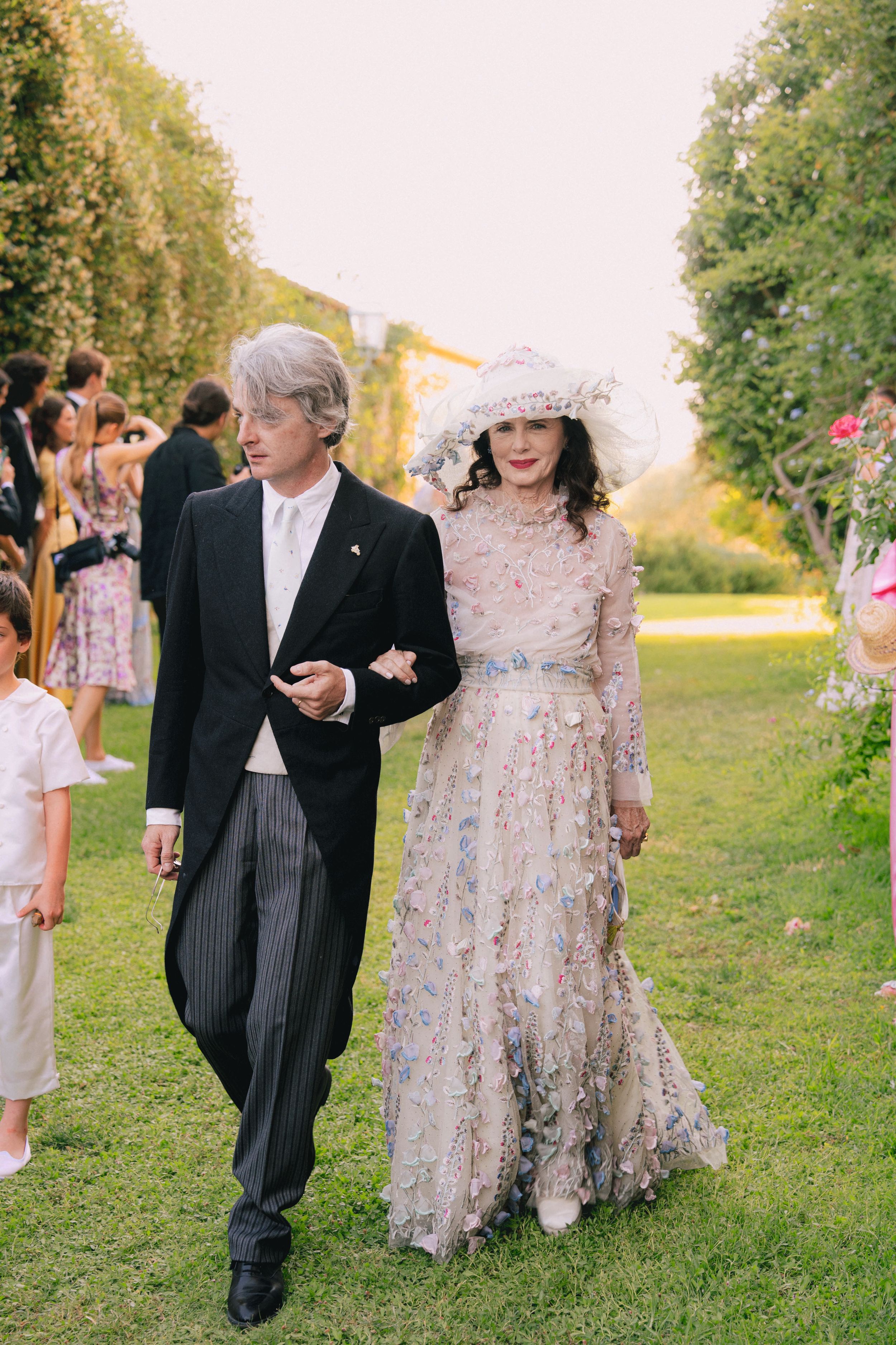 Luisa Beccaria, madre de la novia, y Ludovico Bonaccorsi, hermano de Luna, de camino a la ceremonia.