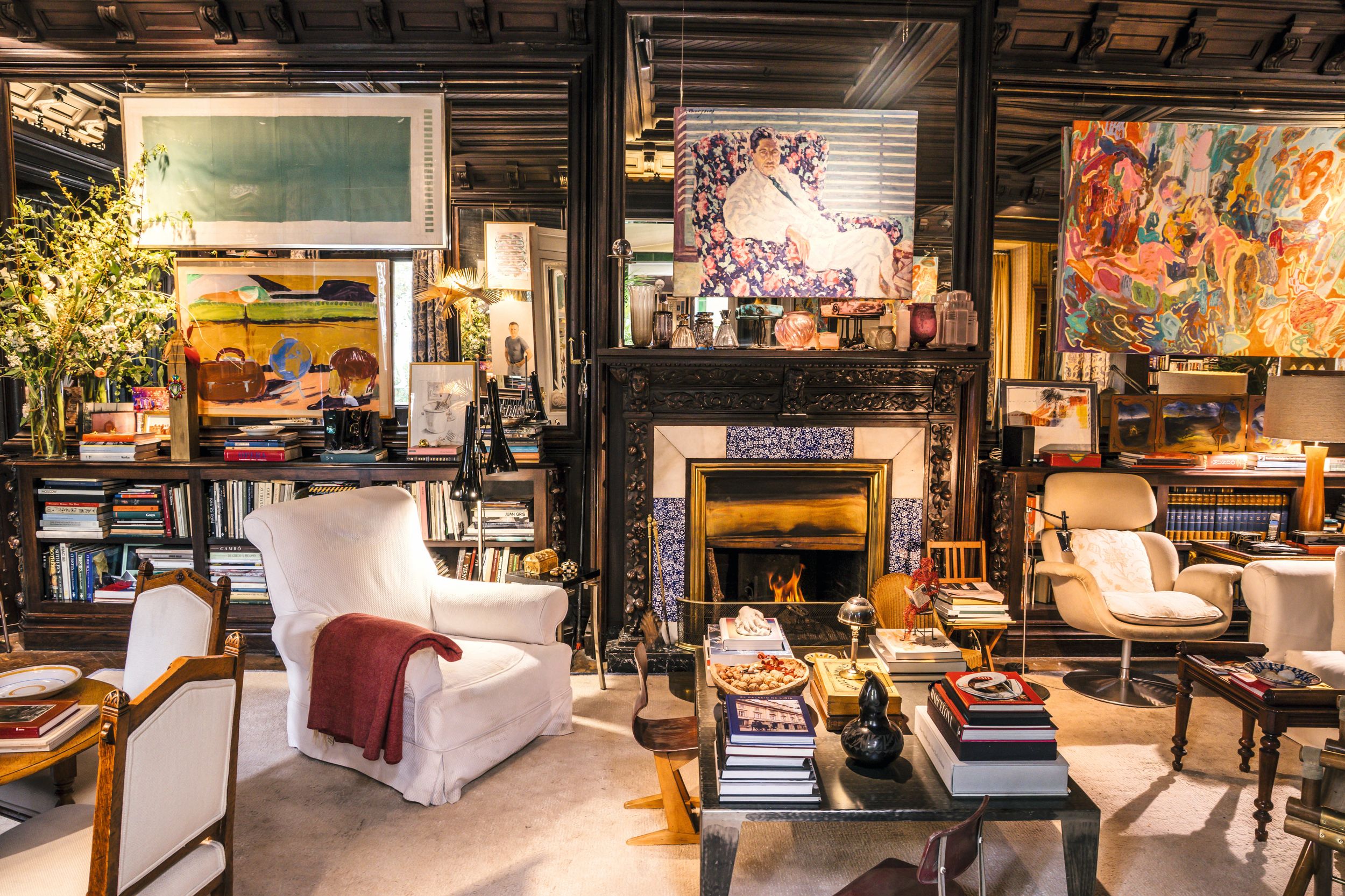 La biblioteca, con libros, música, el fuego de la chimenea y sus cuadros preferidos