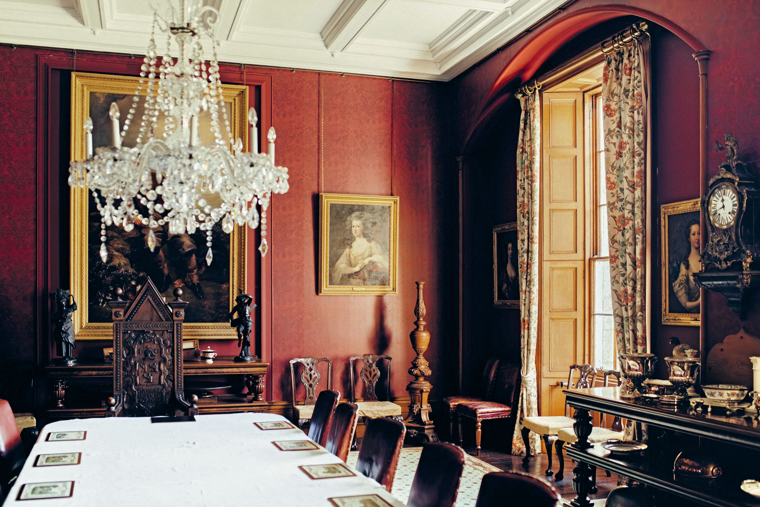 Gran mesa del comedor principal del castillo Cluny 