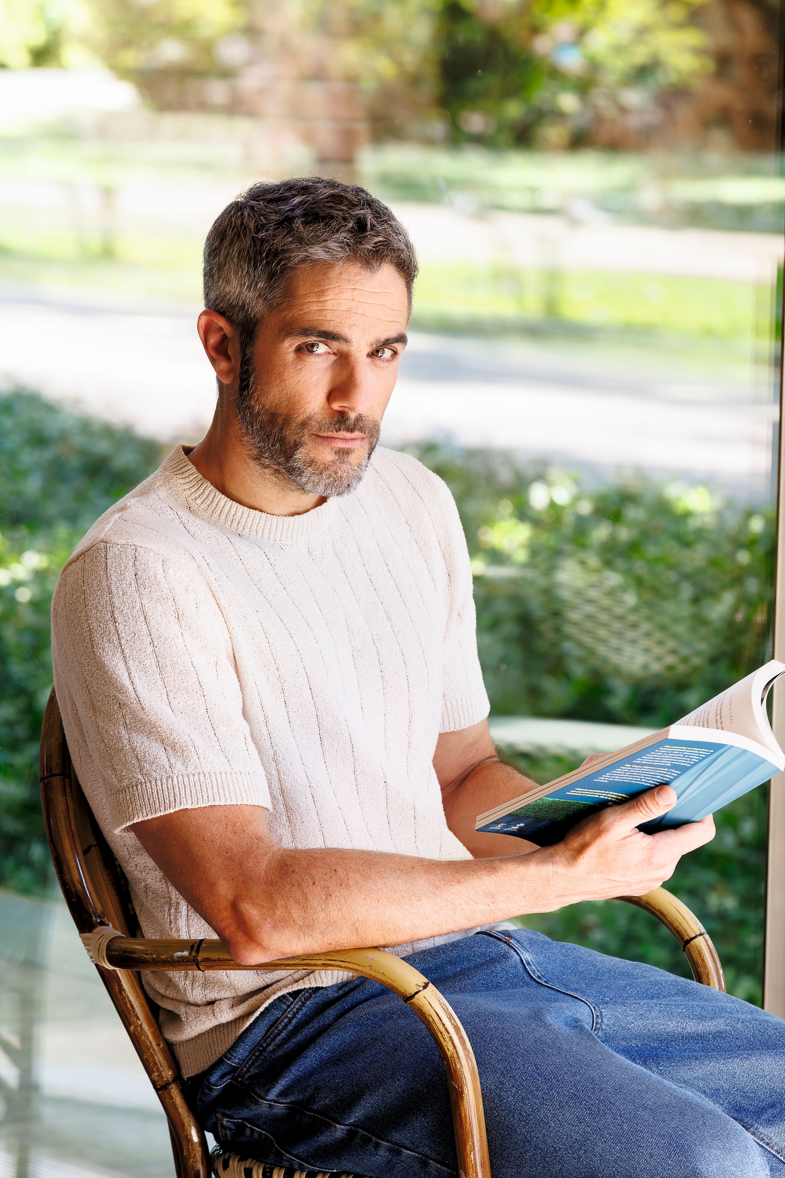 Roberto Leal leyendo un libro