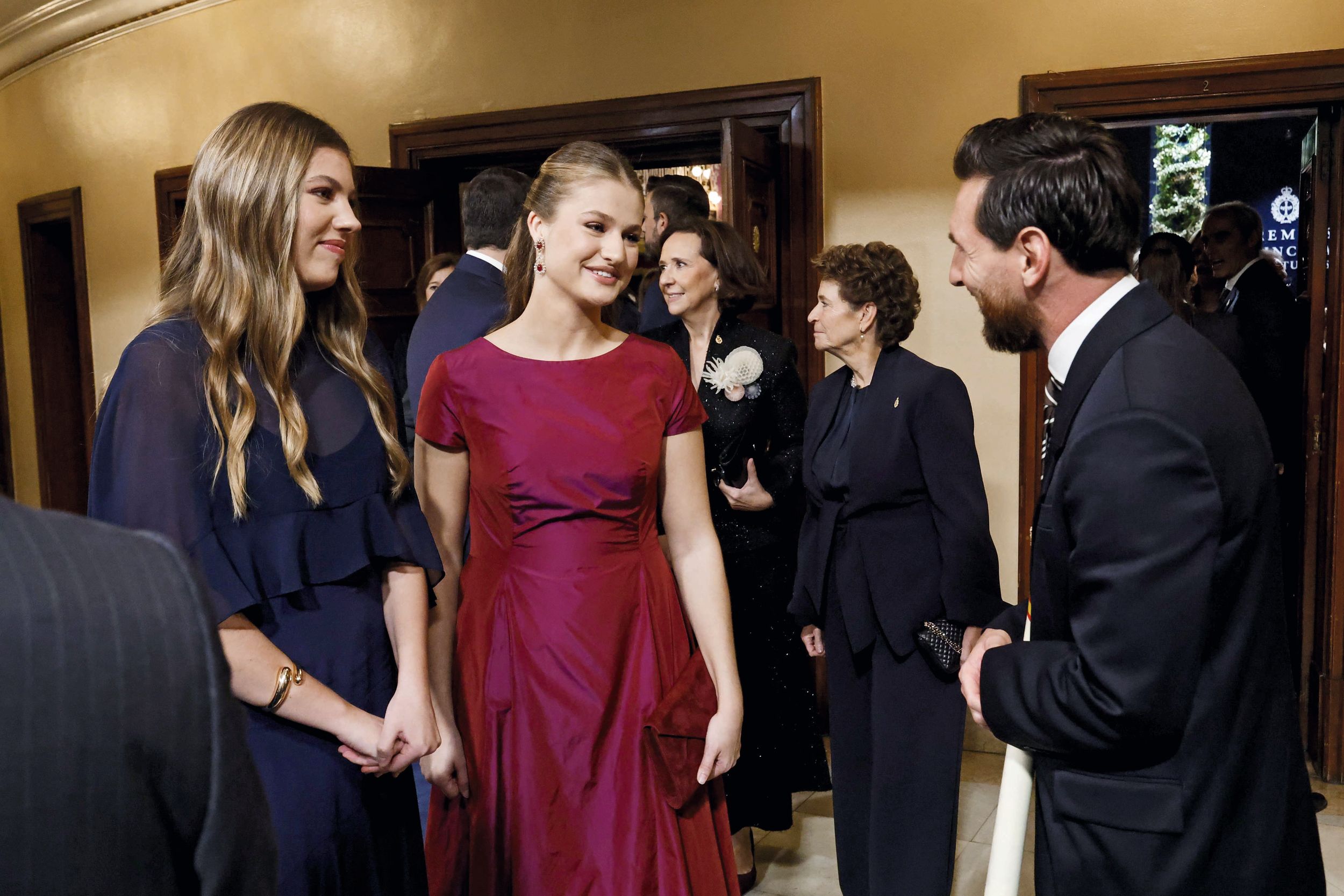 La princesa Leonor y la infanta Sofía conversando con Leo Messi, galardonado en los Premios Princesa de Asturias