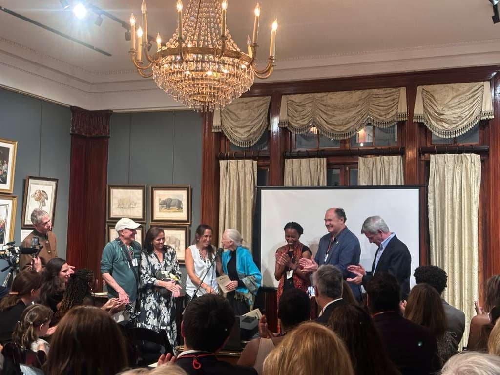 La Dra. Jane Goodall y la Dra. Rebeca Atencia en un evento en Nueva York en Septiembre de 2025