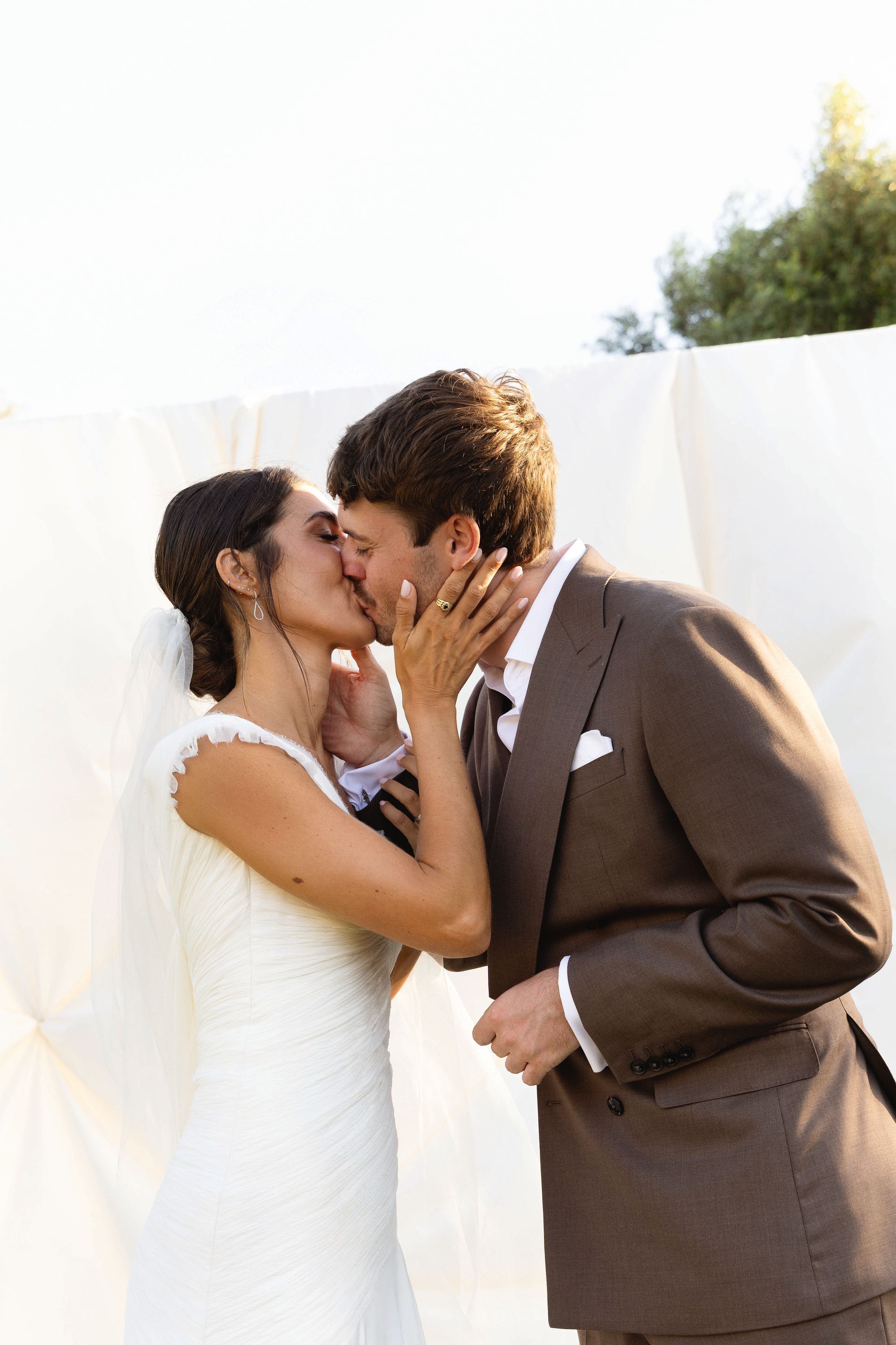 El romántico beso de los recién casados