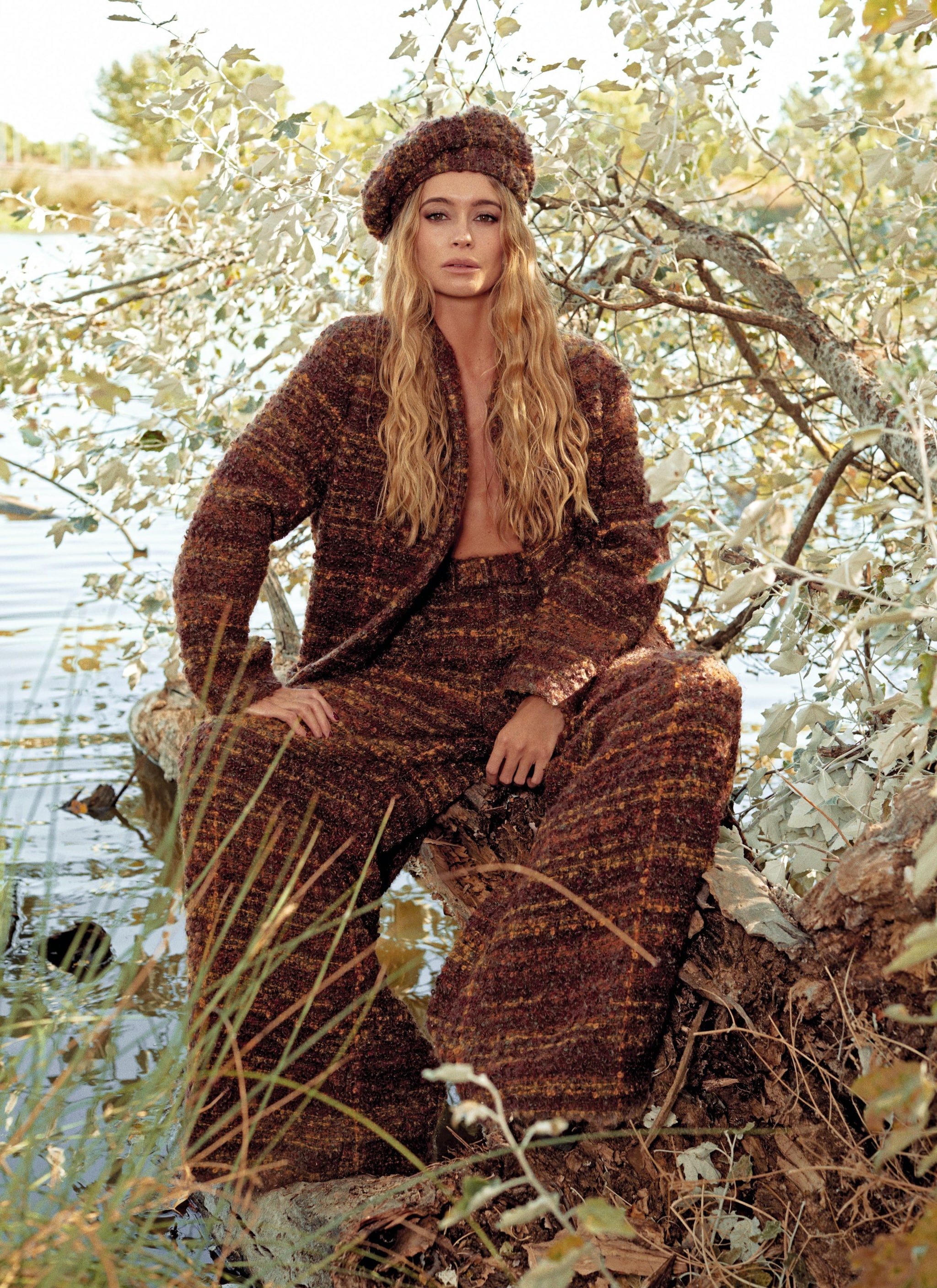 Rocío Bolaños posa en el embalse de la propiedad