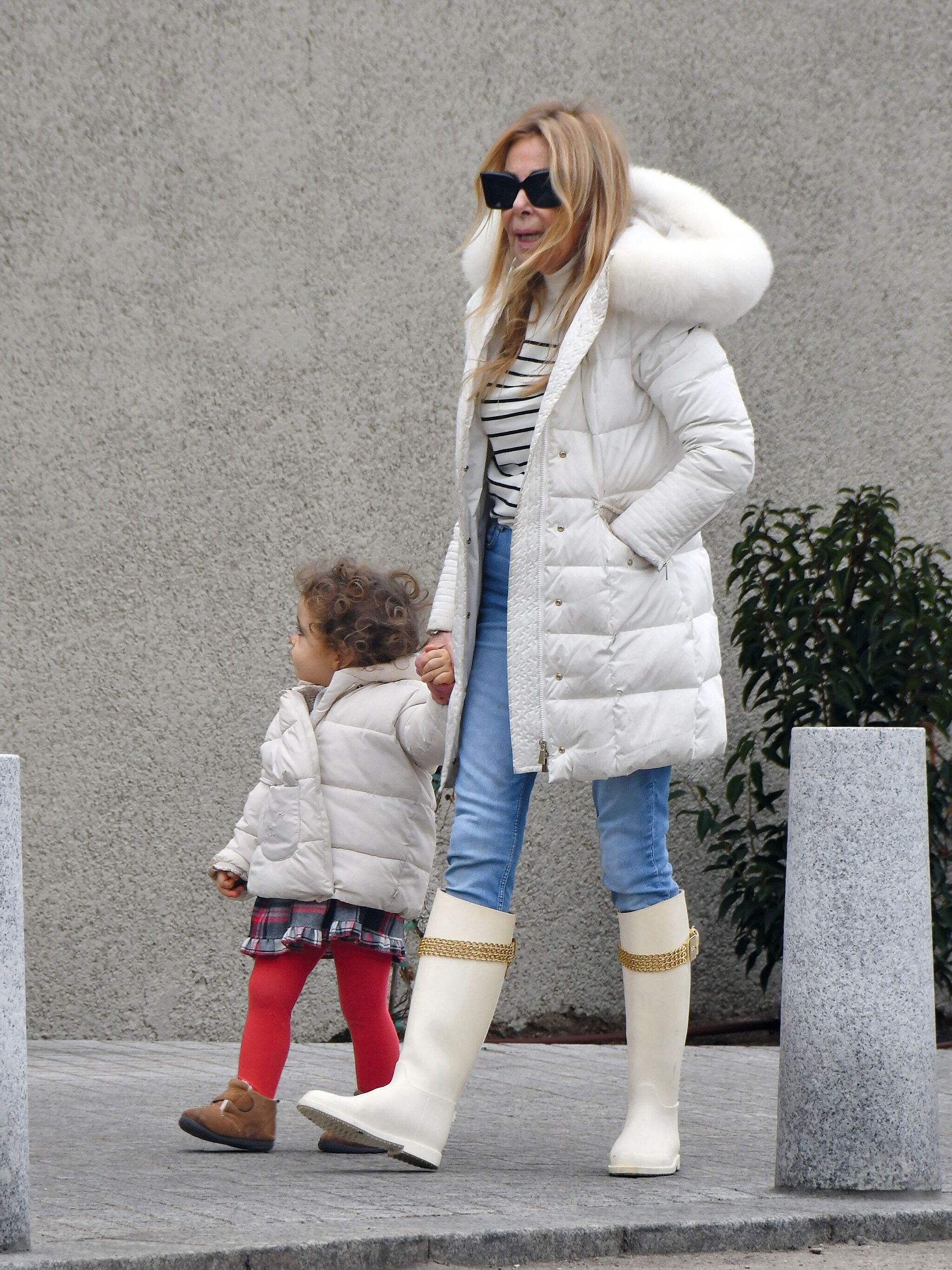 Ana Obregón paseando con Anita por Madrid