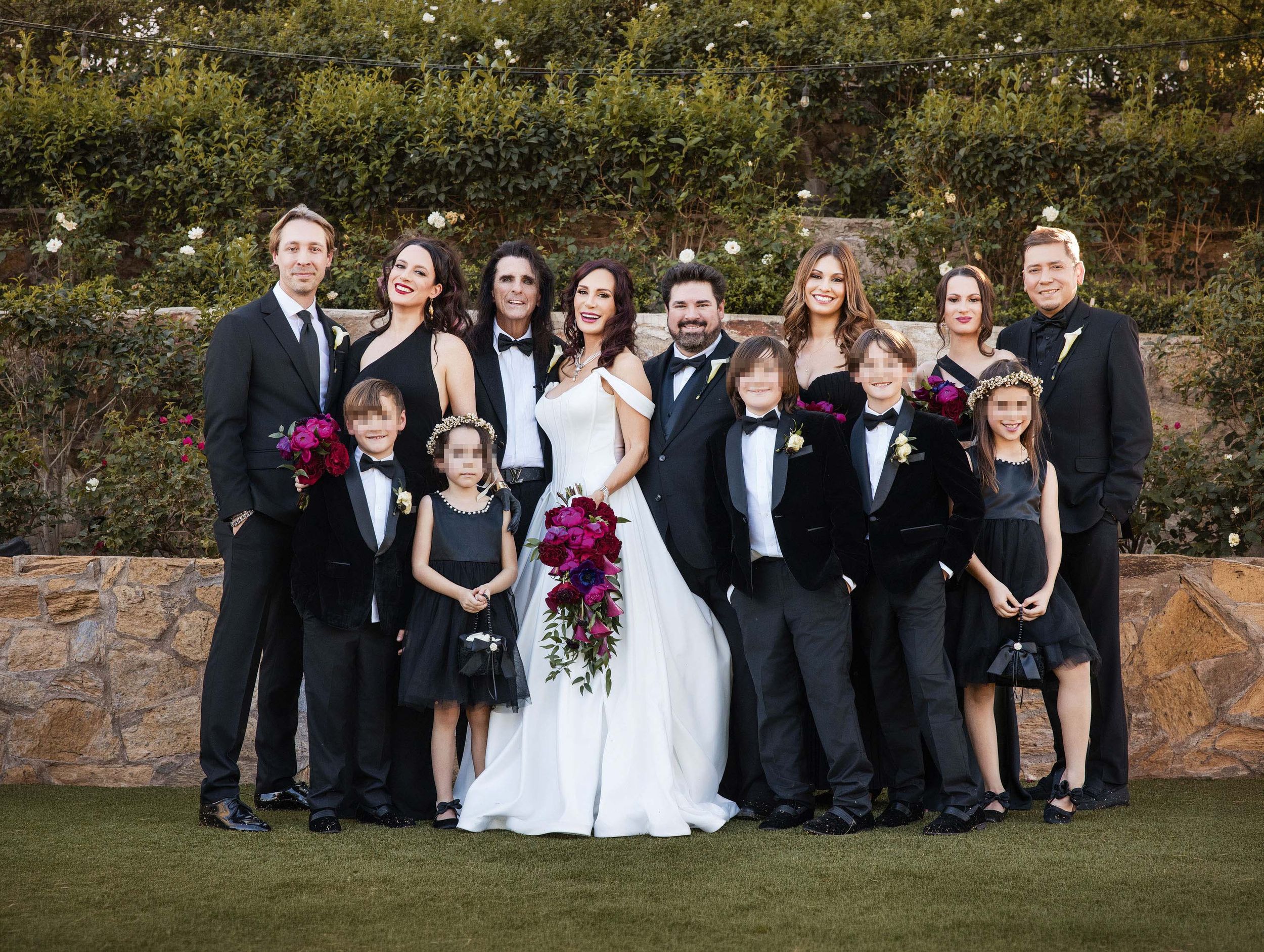 Con su familia: a la izquierda de ellos, su yerno Jed Williams, su hija Calico y sus nietos Rexington Cooper y Desiree Diaz. A su derecha, su hijo Dashiell Cooper y la mujer de este, Amanda; su hija Sonora y su marido, Diego Diaz, con los nietos Riot, Falcon y Eleanor