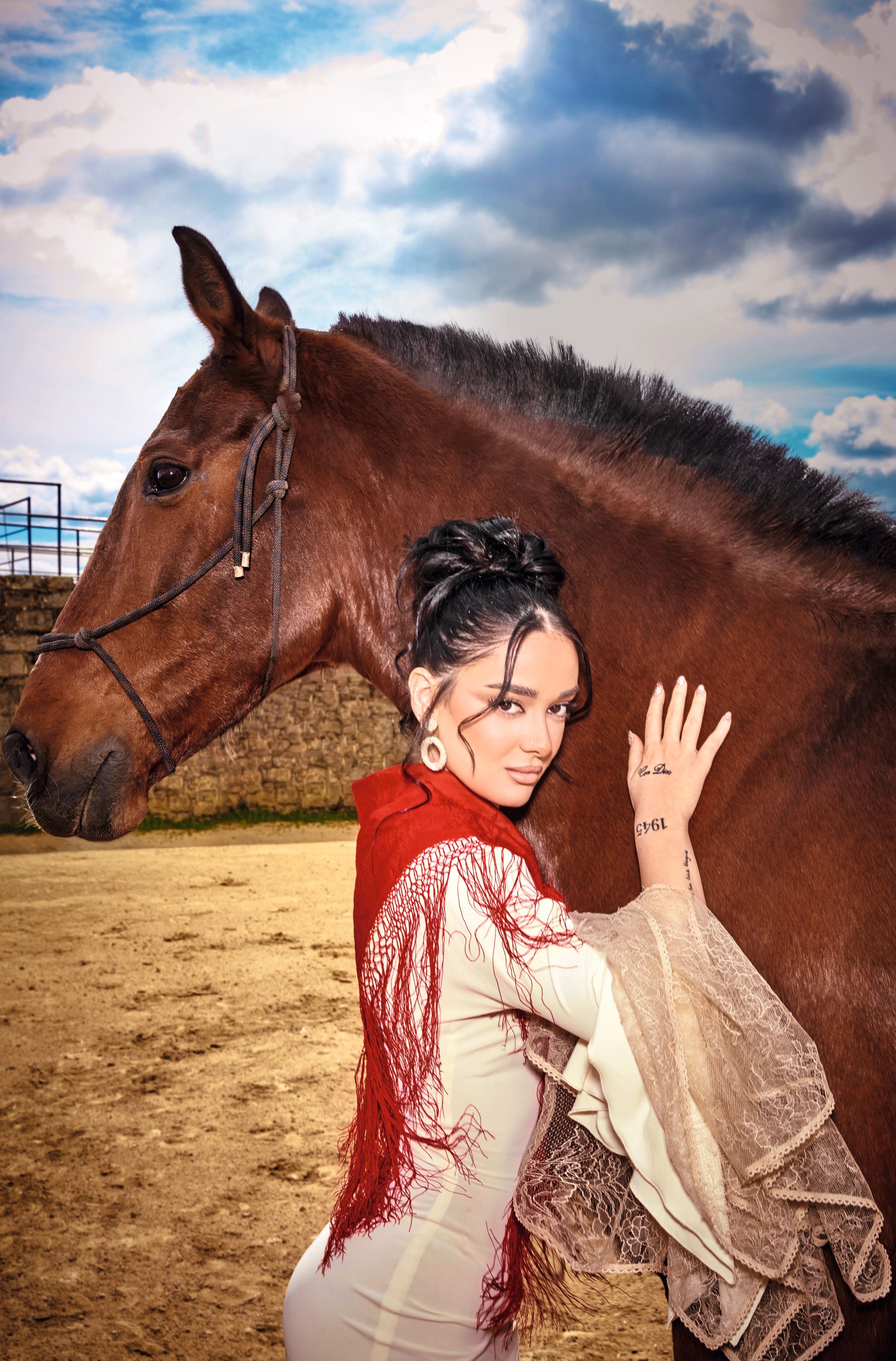 Julia Janeiro acariciando un caballo