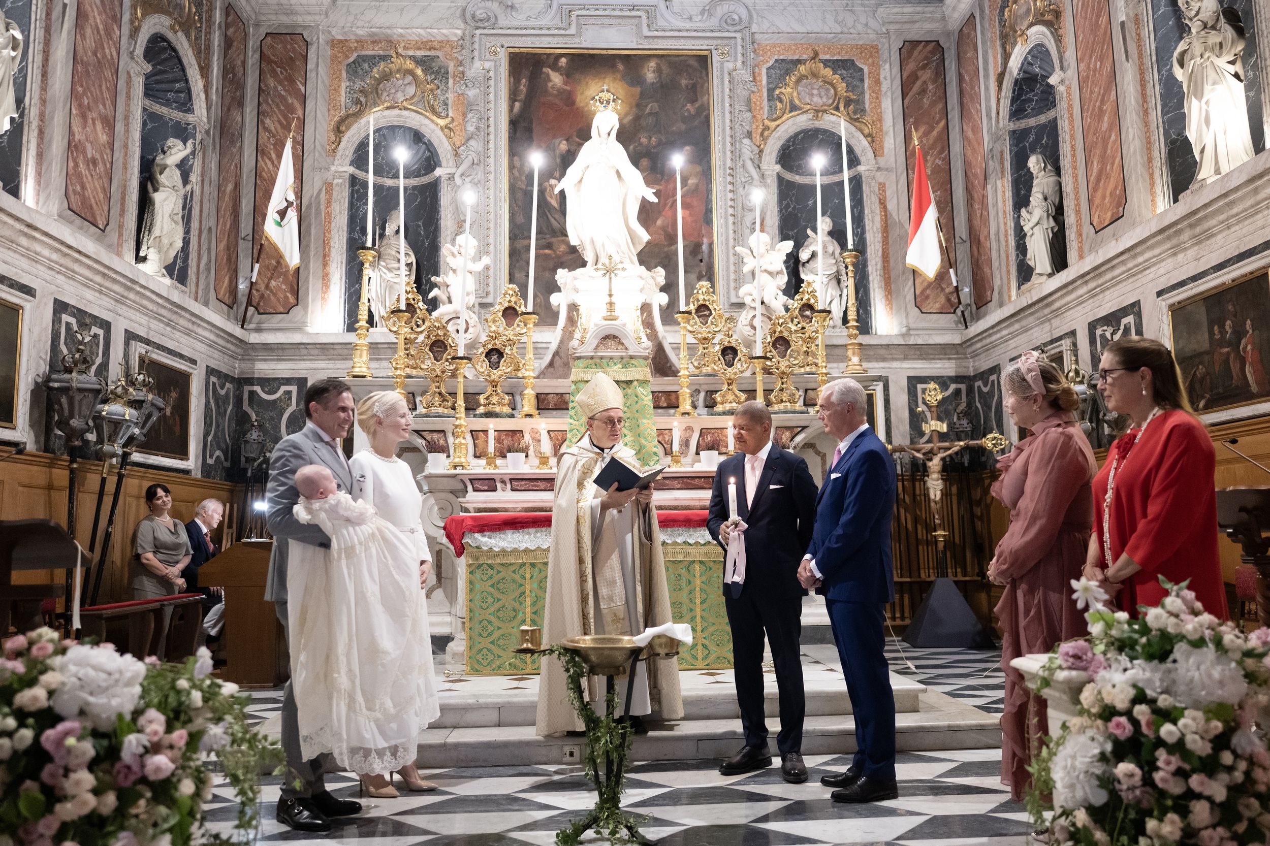 Los padrinos durante la ceremonia de bautismo