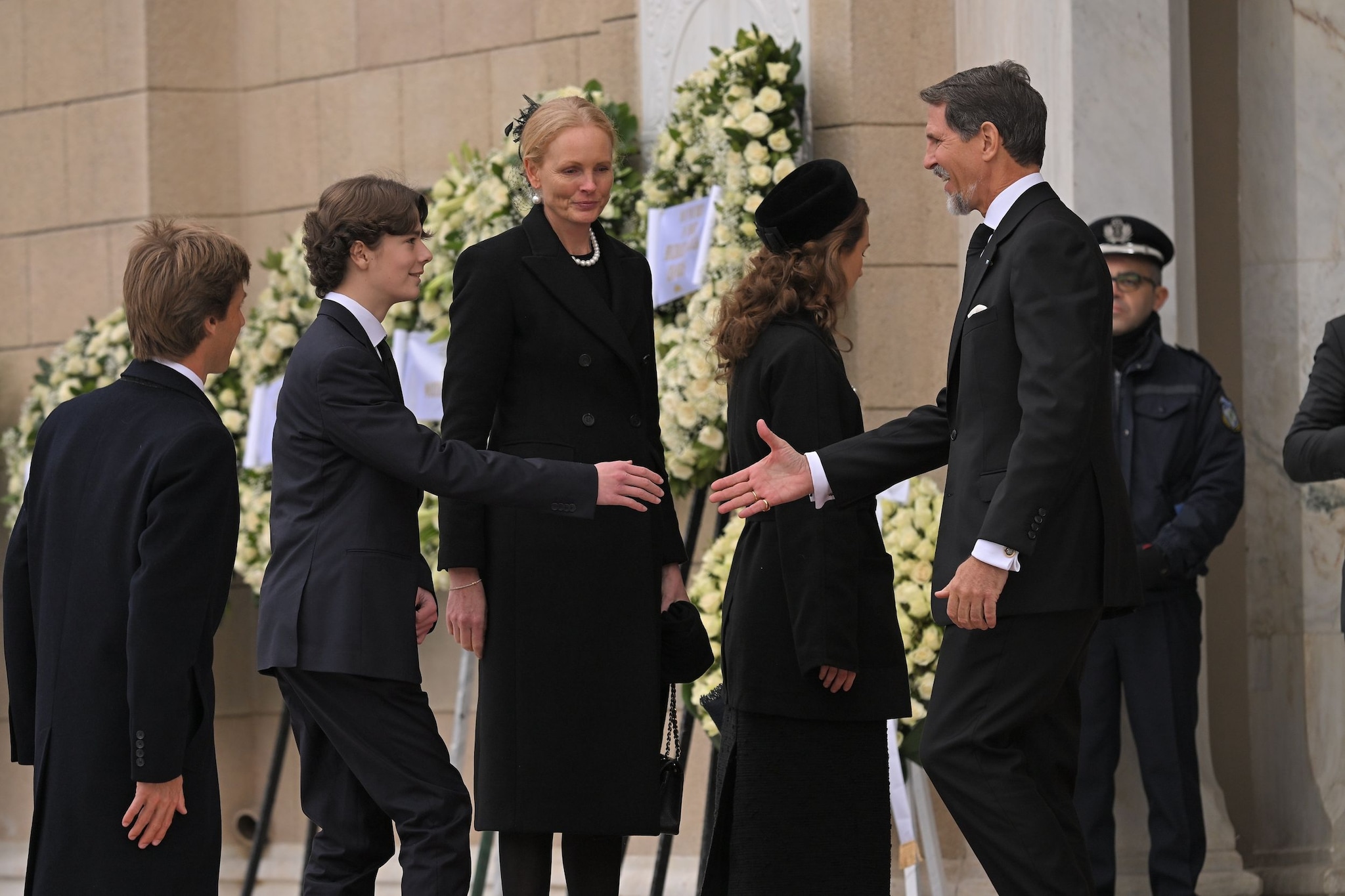 El príncipe Simeón, saludando al príncipe Pablo de Grecia a las puertas de la catedral