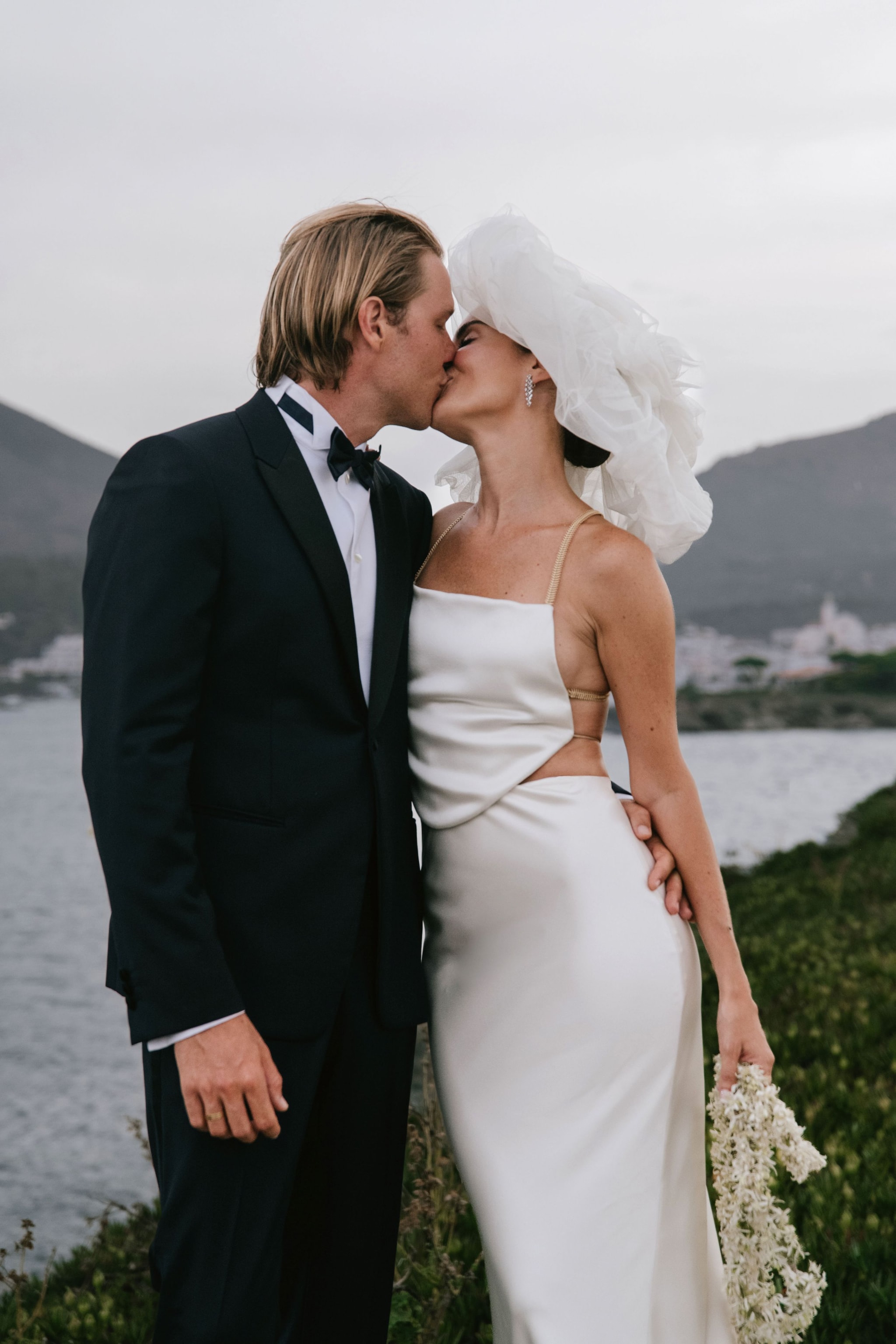 John Steiner y Gala besándose