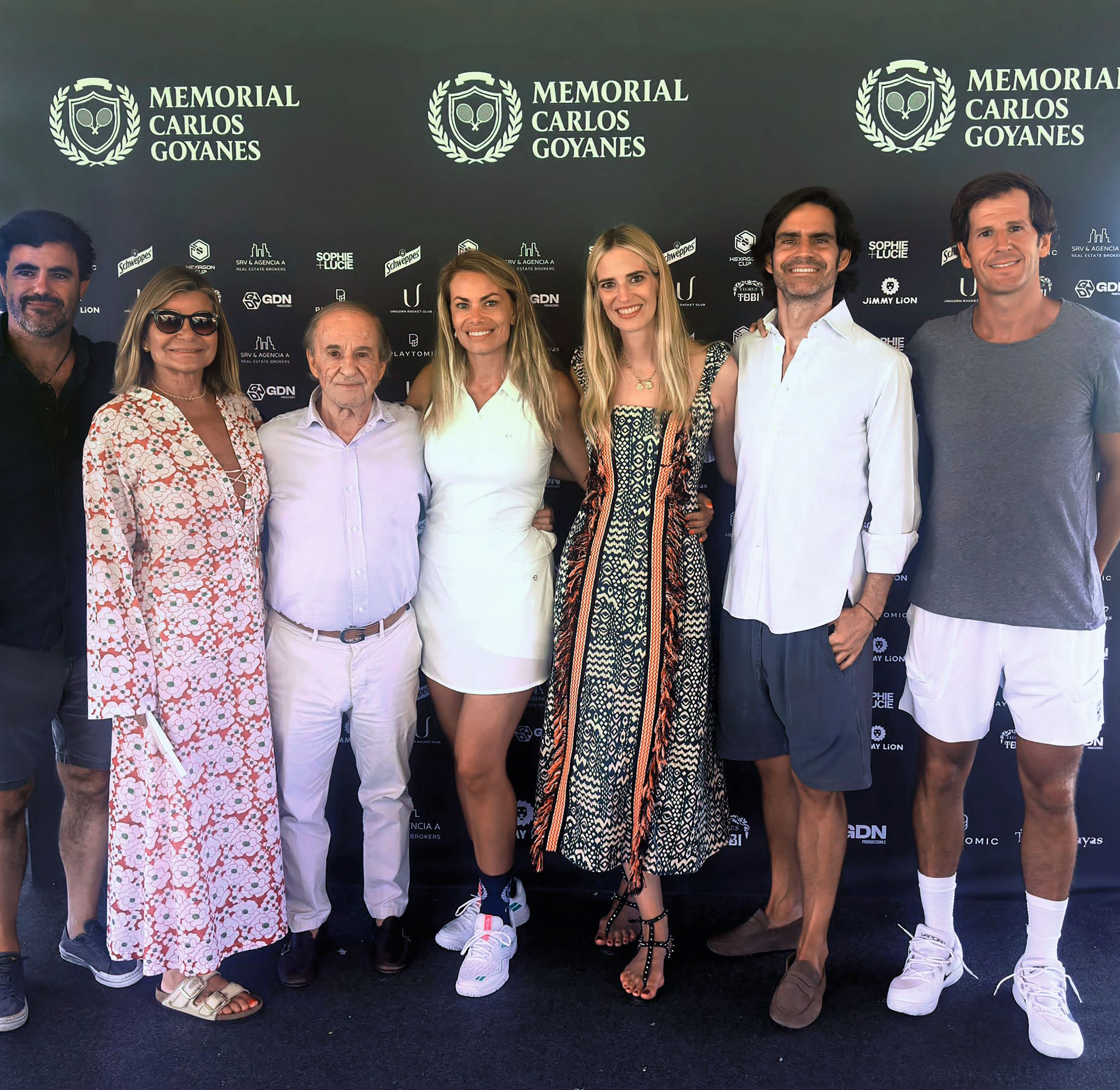 De izquierda a derecha: Antonio Matos, viudo de Caritina; Cari; José María García; Carla; la modelo Teresa Baca; el interiorista Luis García Fraile, hijo del periodista deportivo, y el financiero Jorge Benguría, marido de Carla