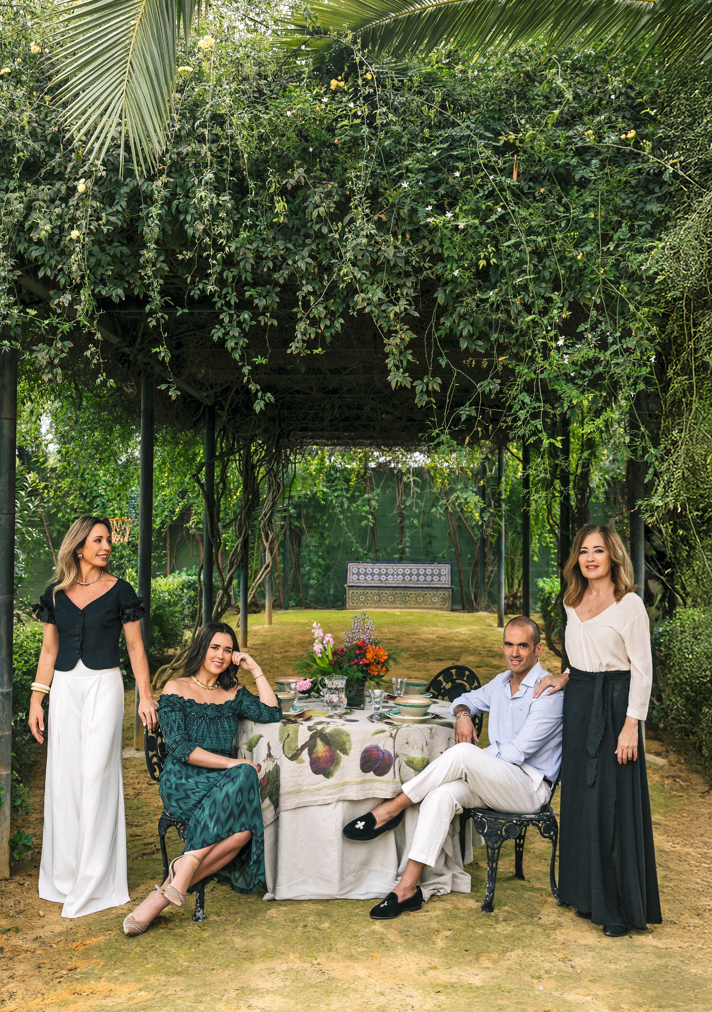 Federica de Vallés y su hija Celia con sus tres hijos: Álvaro y Blanca de Prado García-Corona y Marta Loscertales García-Corona