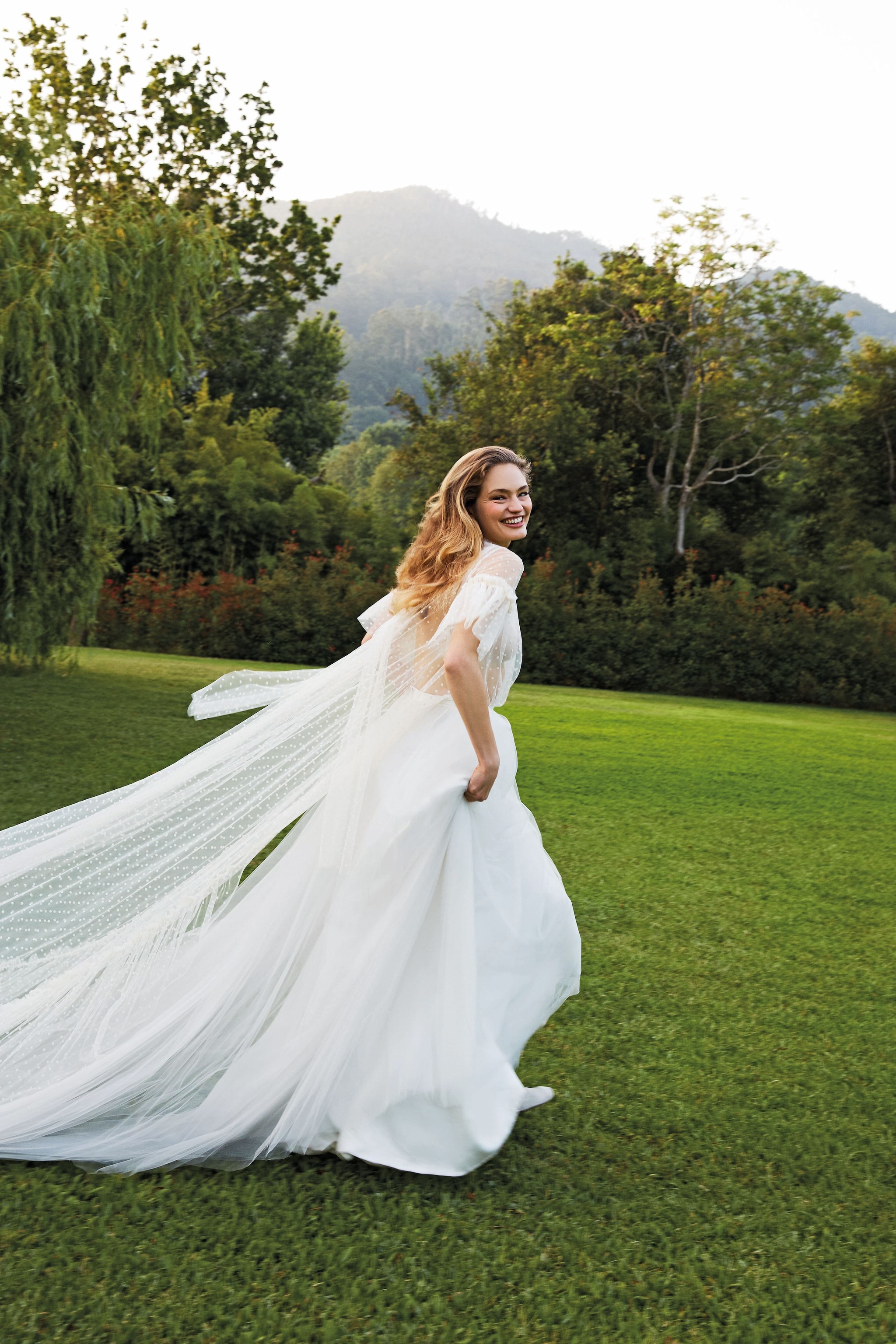 SONRISA ETERNA 
Recursos de infinita belleza, como este top de plumeti bordado con cola y falda de tul, ambos de María Barragán, aportan un plus de sofisticación. Visten los pies unas bailarinas de punta cuadrada con
lazada en piel, de Hereu