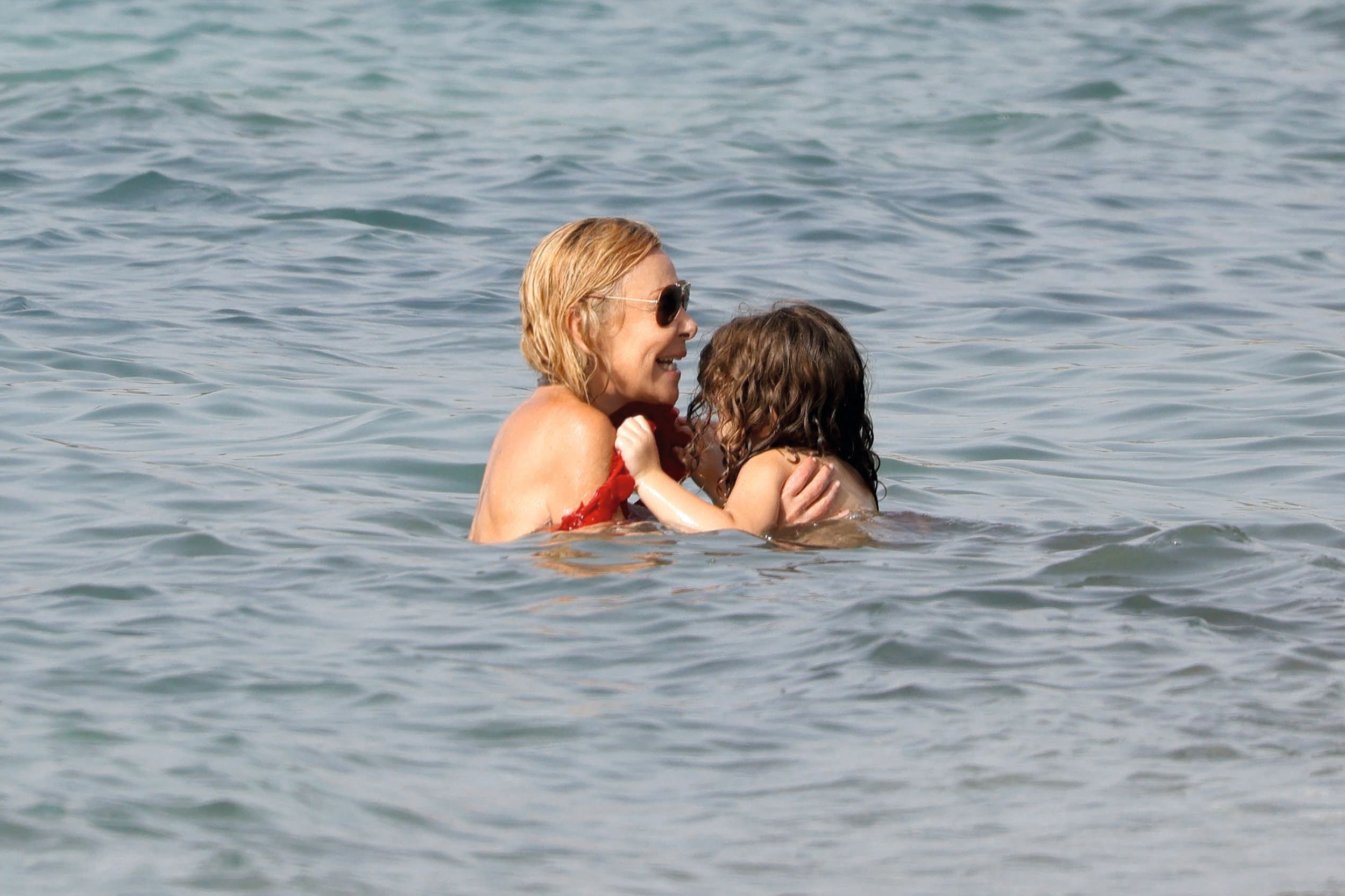 Ana Obregón y Anita bañándose en el mar
