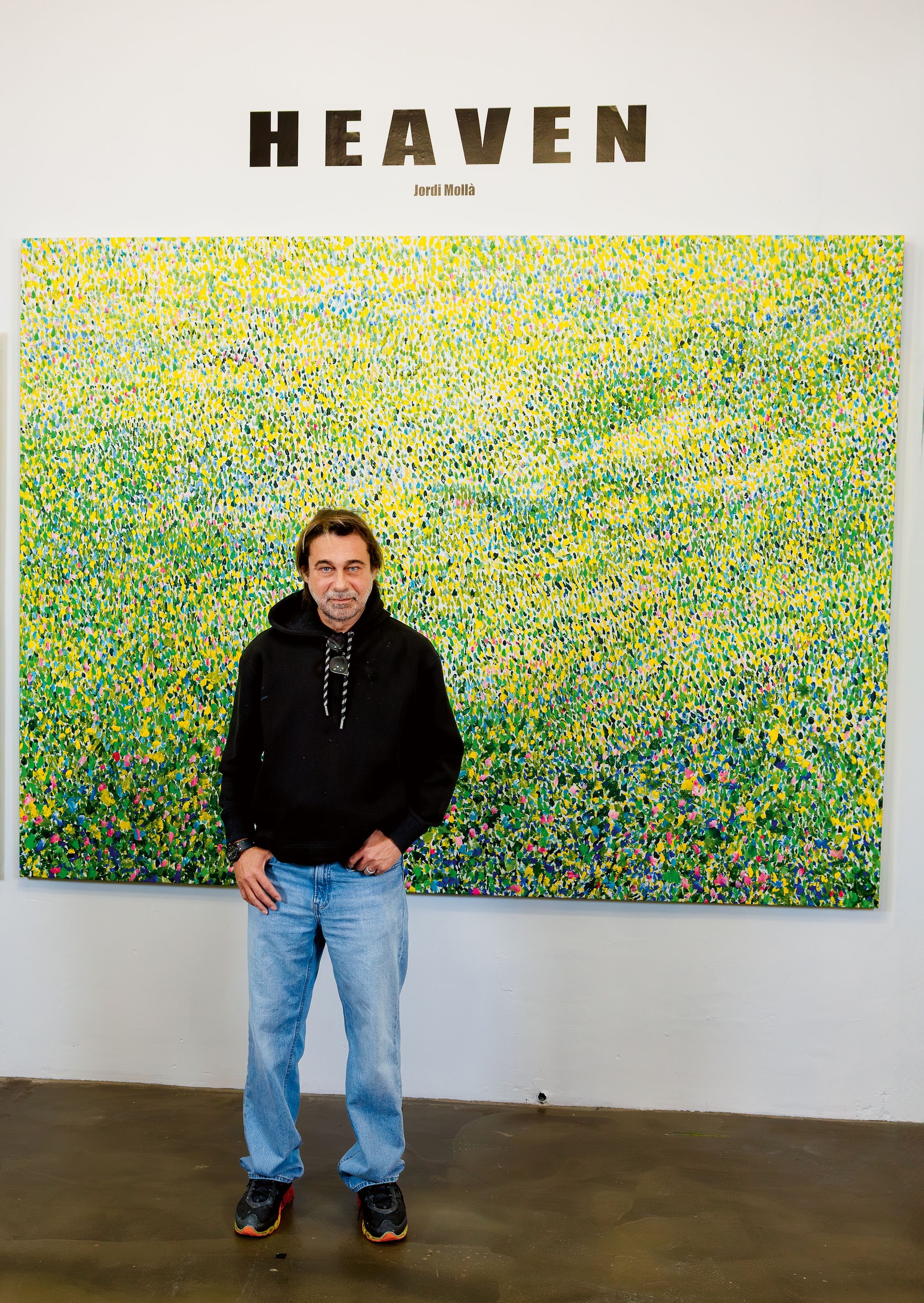 Jordi Mollà posa junto al cartel de su exposición