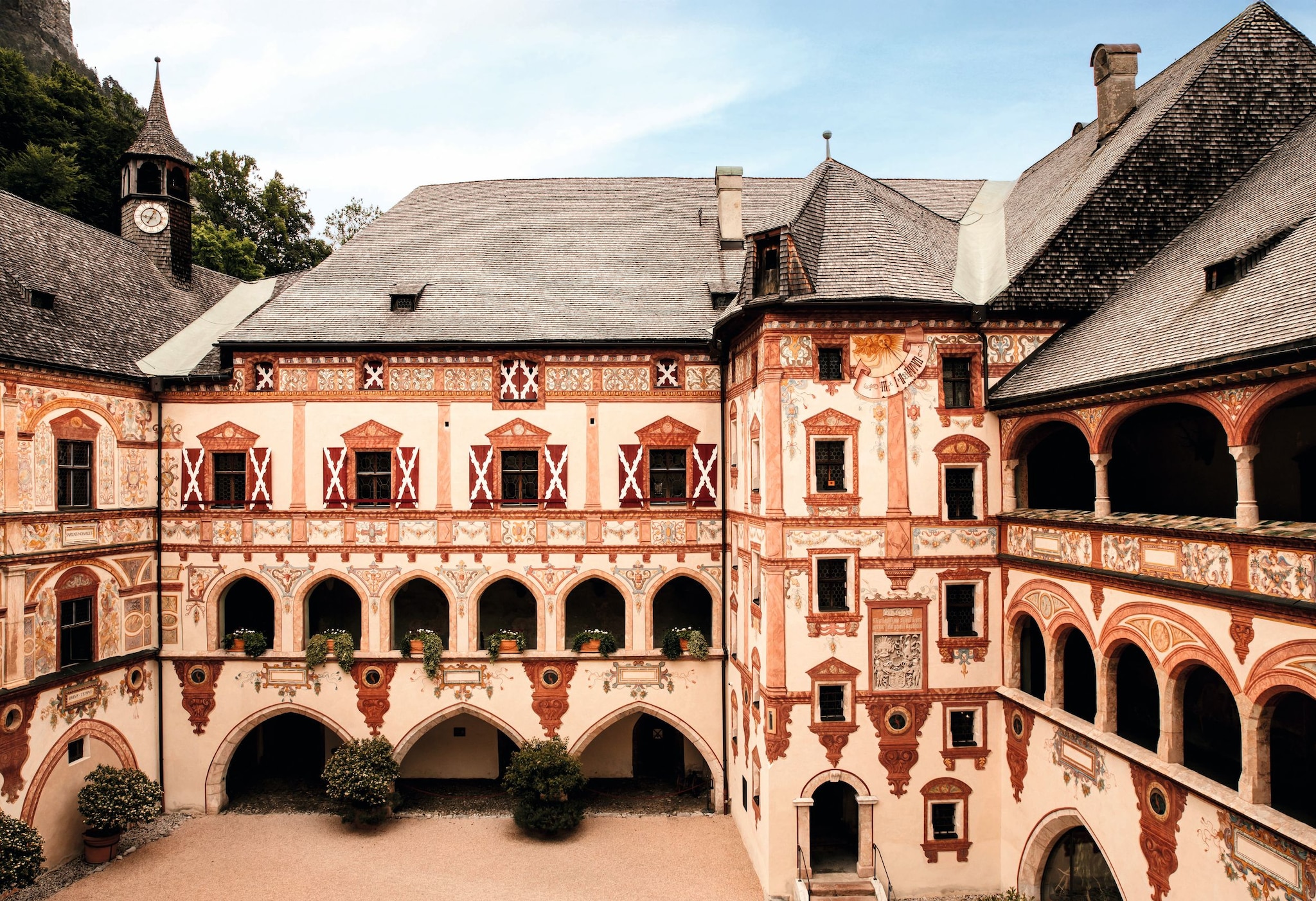 Un castillo que es una joya renacentista que alberga un exquisito patio interior adornado con pinturas murales en sus fachadas