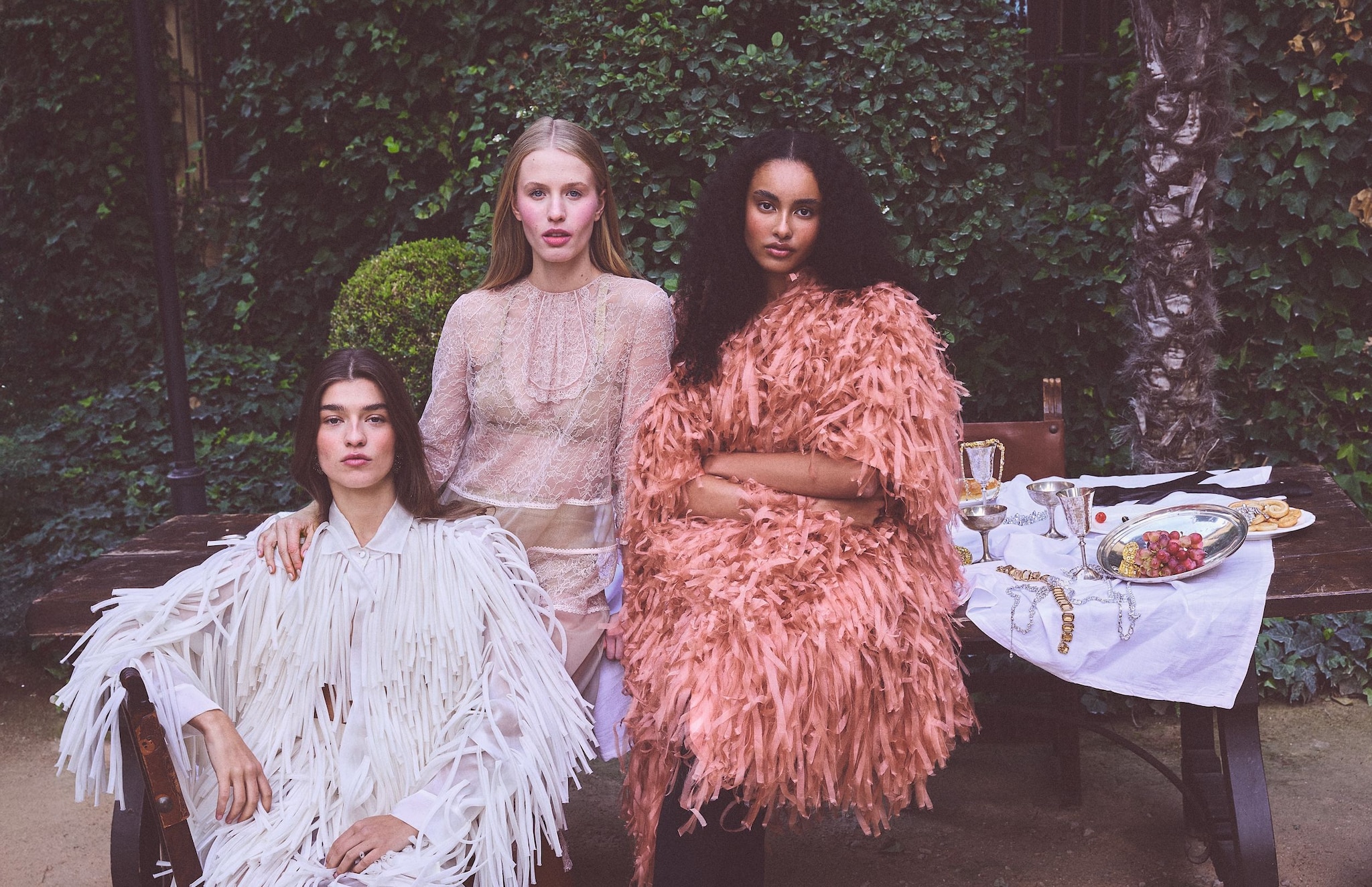 De izq. a dcha.: total look blanco, de Juan Vidal; total look, de Fendi, y lencería, de Dior (en el centro). Abrigo, de Ze García; guantes, de Palomo Spain, y medias, de Ysabel Mora (a la dcha.)