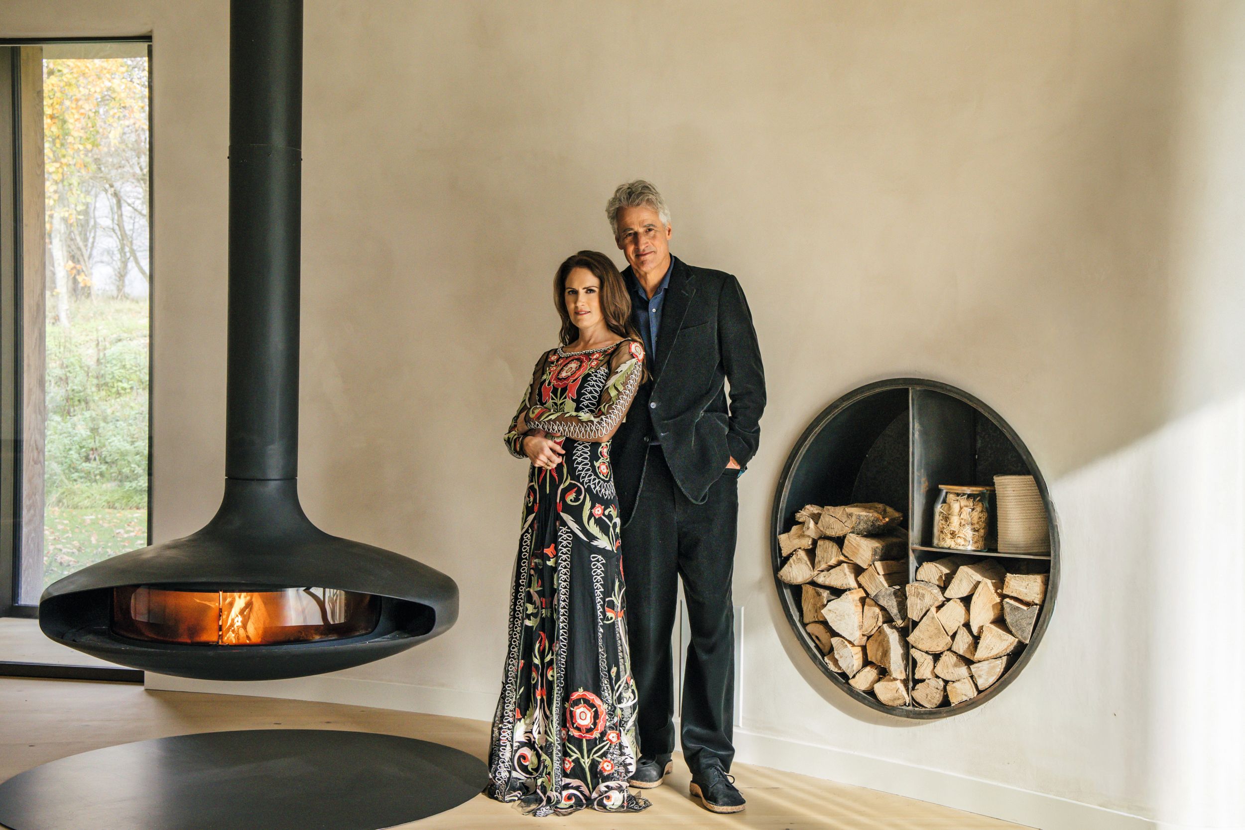 EL RECONOCIDO ARQUITECTO BRITÁNICO ALEX MICHAELIS Y SU MUJER, SUSANNA PARRY NOS ABREN LAS PUERTAS DE SU FABULOSA “CASA DE LA HOJA” EN LOS COtsWOLDS (INGLATERRA)