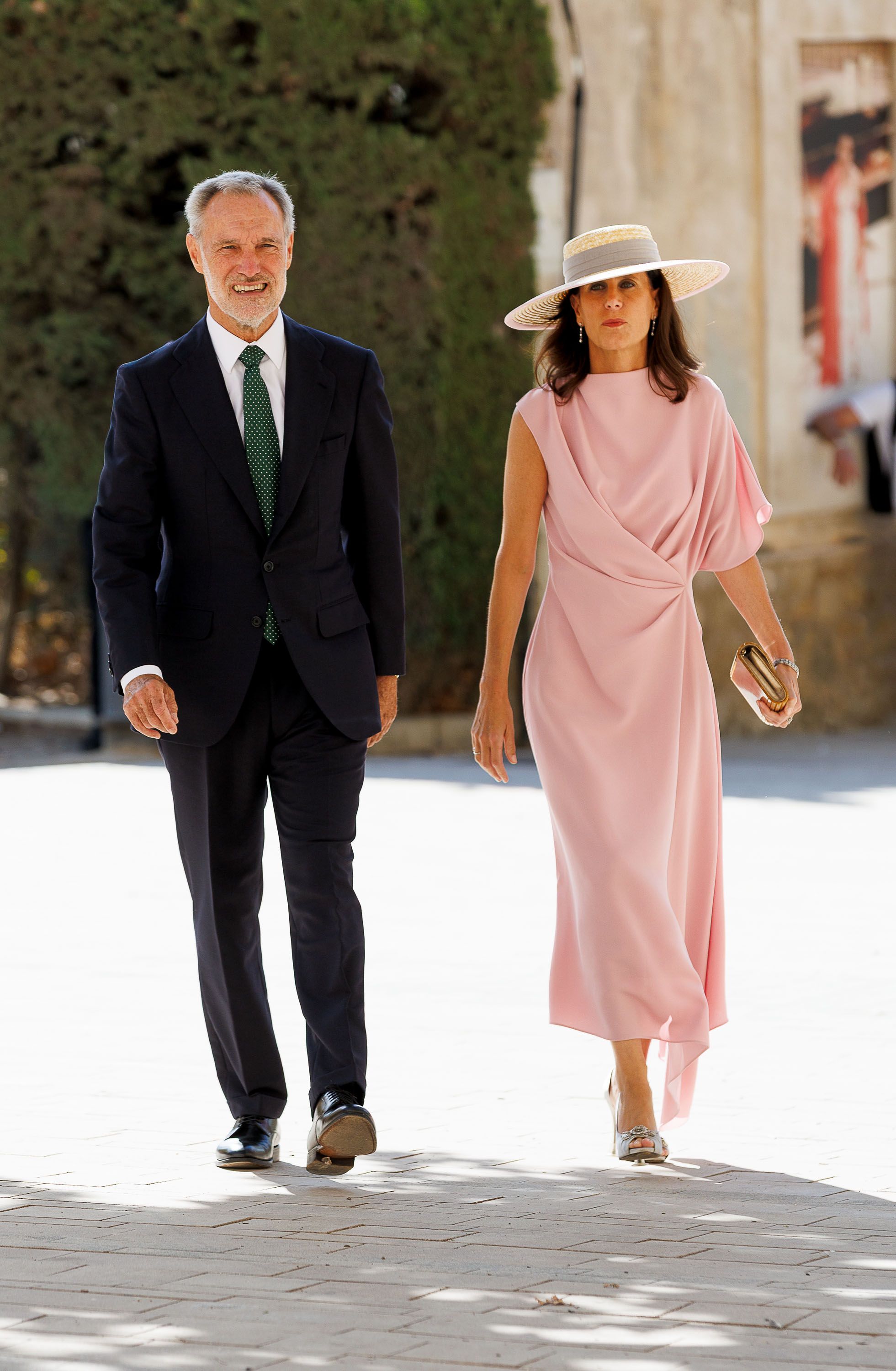 Ainhoa Grandes, llegando junto a su pareja, Silvio González, con un vestido rosa suave.
