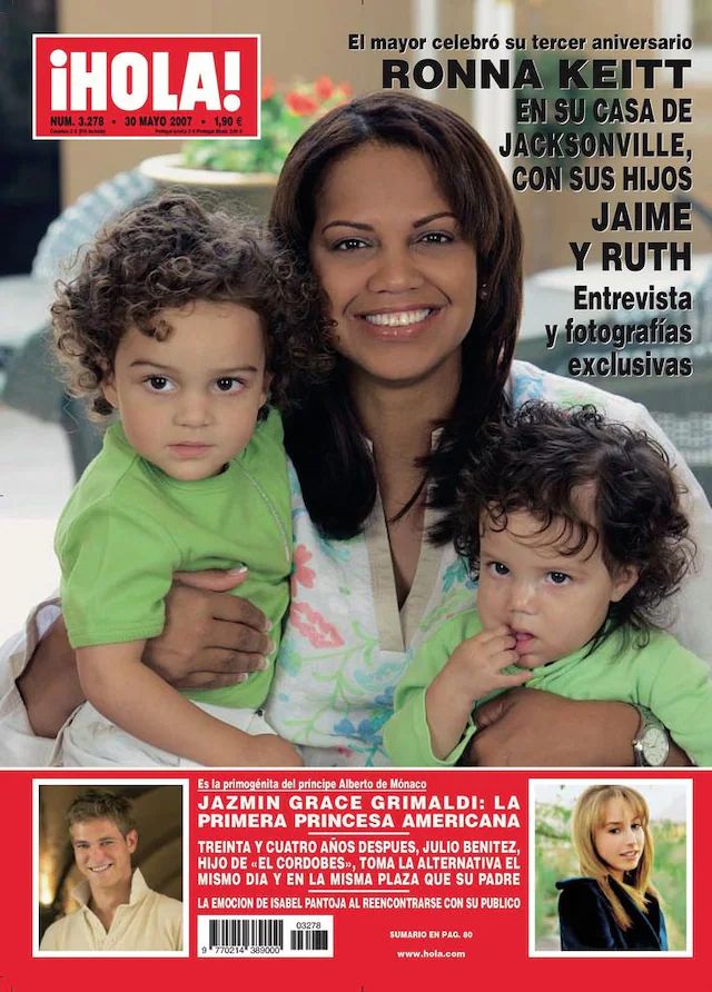 Los hijos del doctor Iglesias, vestidos a la par, para la portada de HOLA