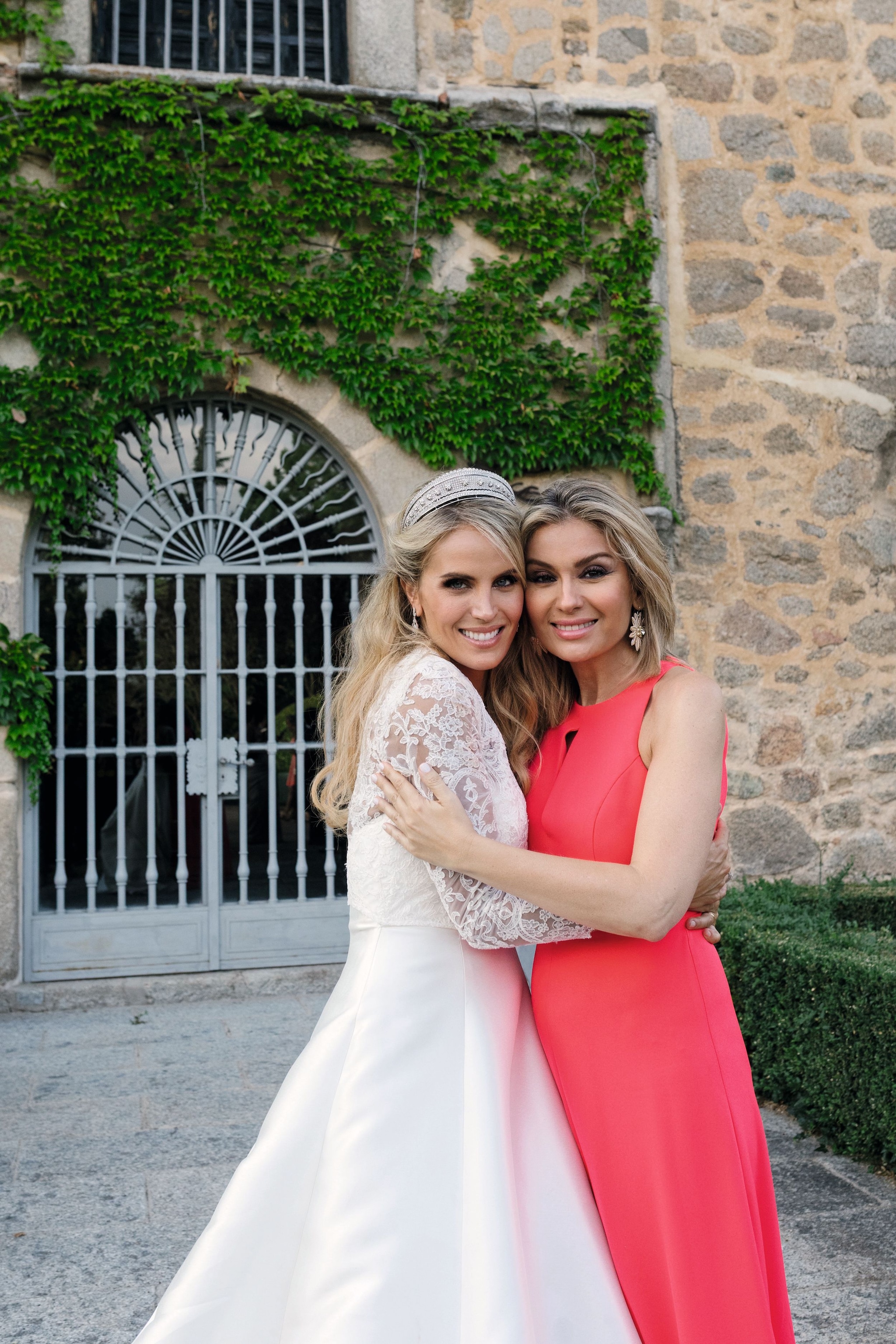 ENTRAMOS EN LA BODA DE ANGIE RIGUEIRO Y NACHO CERRILLO UNA CEREMONIA MÁGICA Y UN ESCENARIO DE PELÍCULA
