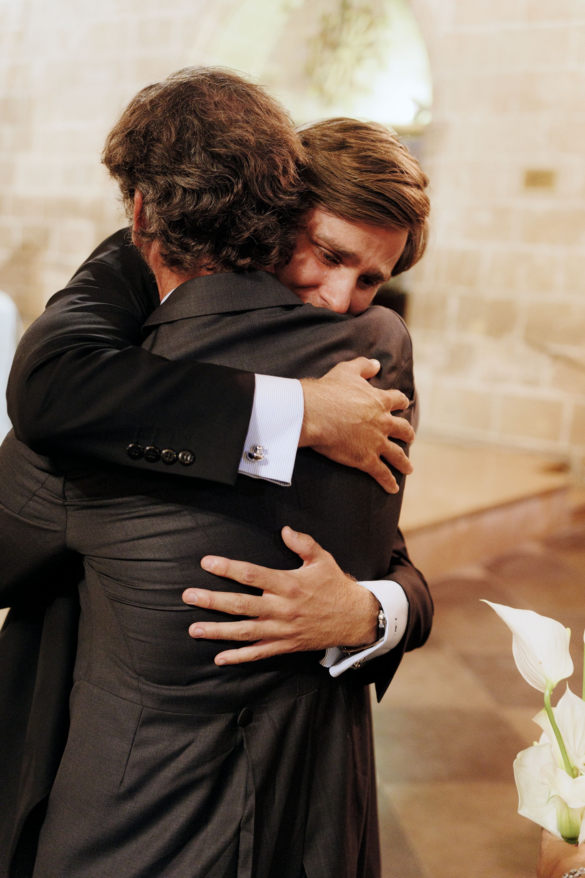 El emotivo abrazo entre Javi Millet y Quique Sánchez Flores, su suegro