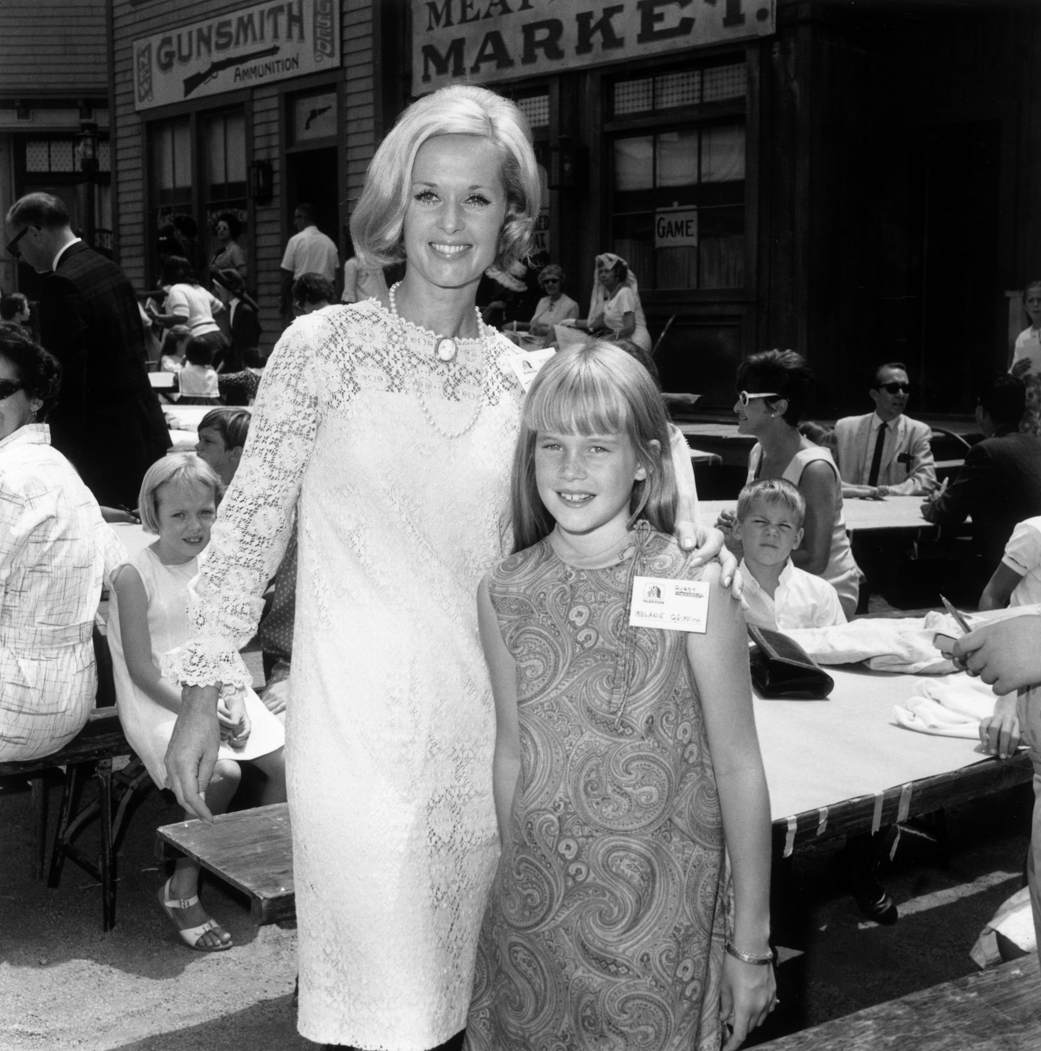 Una pequeña Melanie junto a su madre, Tippi Hedren