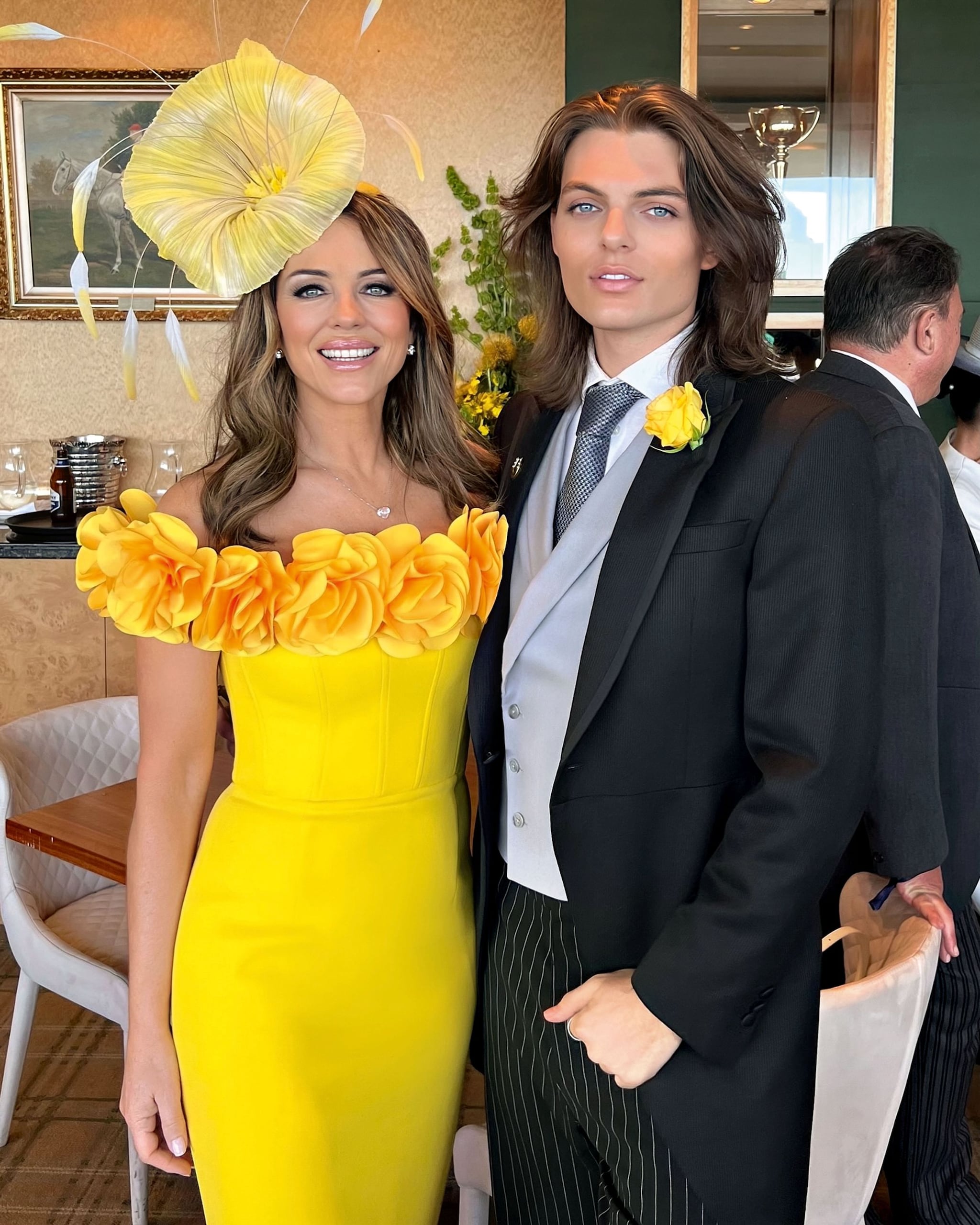 Damian con su madre, Elizabeth Hurley