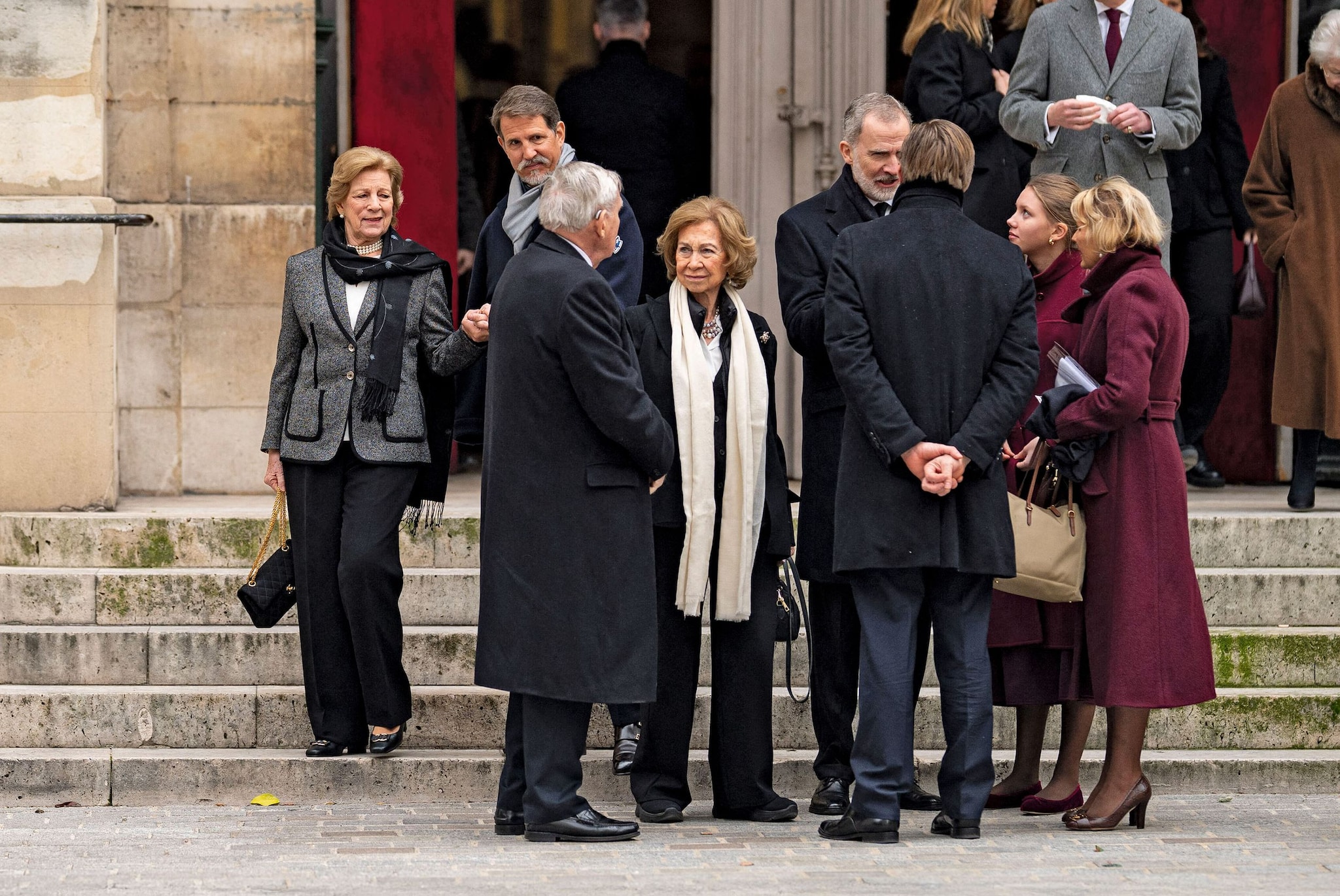 La reina Sofía, arropada por su hijo el rey Felipe, en el funeral de su prima segunda y amiga en París