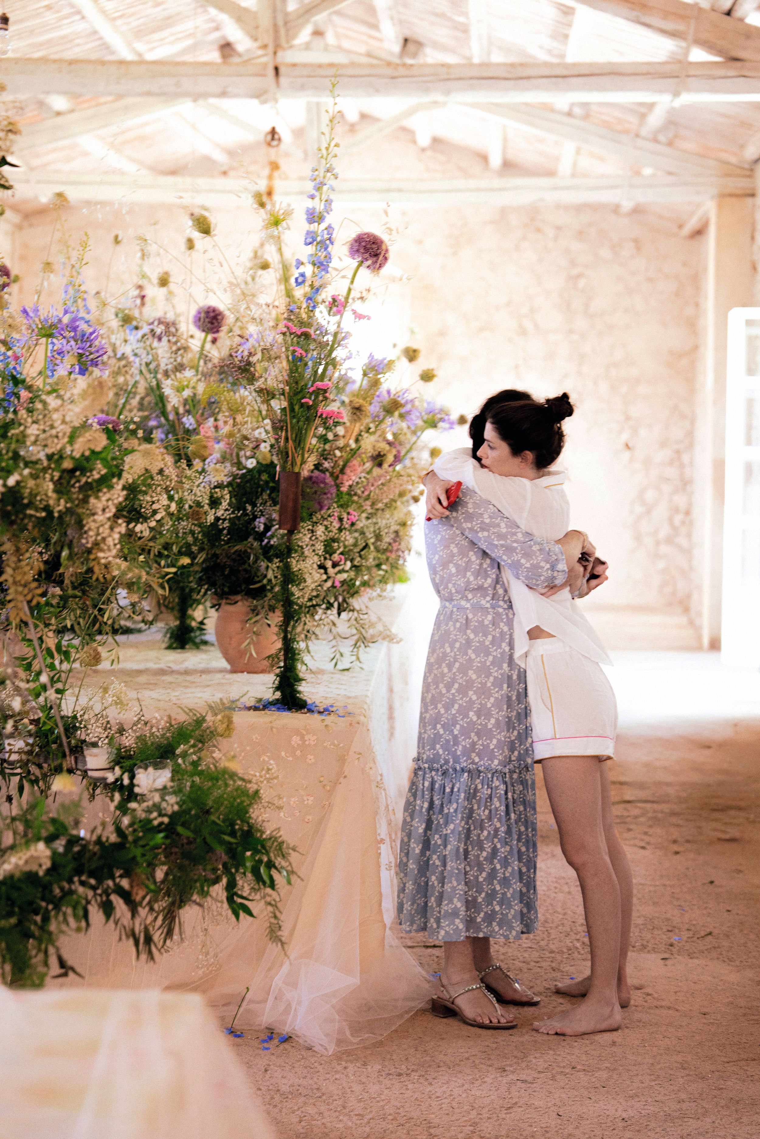 Luna Bonaccorsi y su madre, la diseñadora Luisa Beccaria, compartiendo un momento muy emotivo durante los preparativos de la boda.
