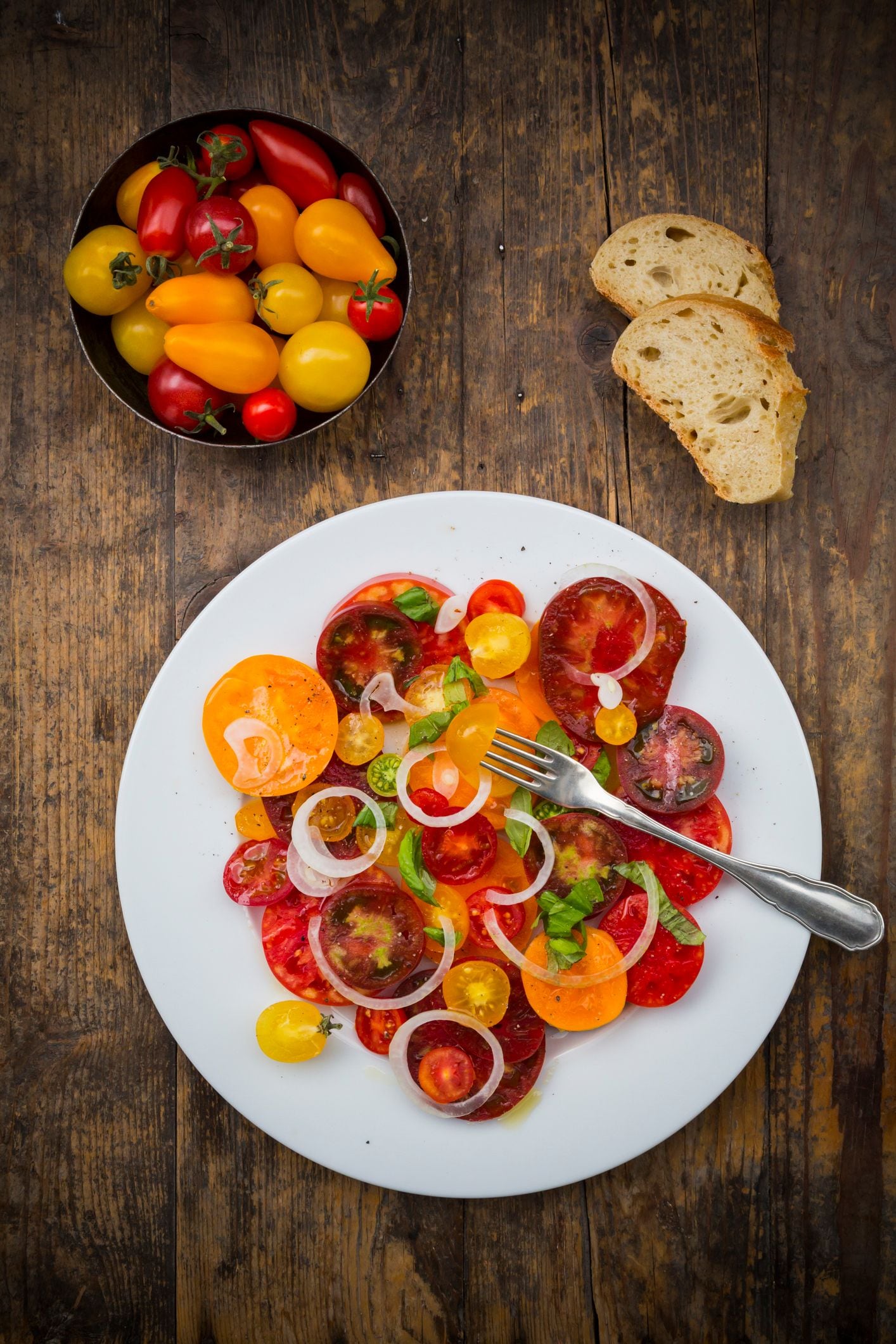 plato con ensalada de tomate