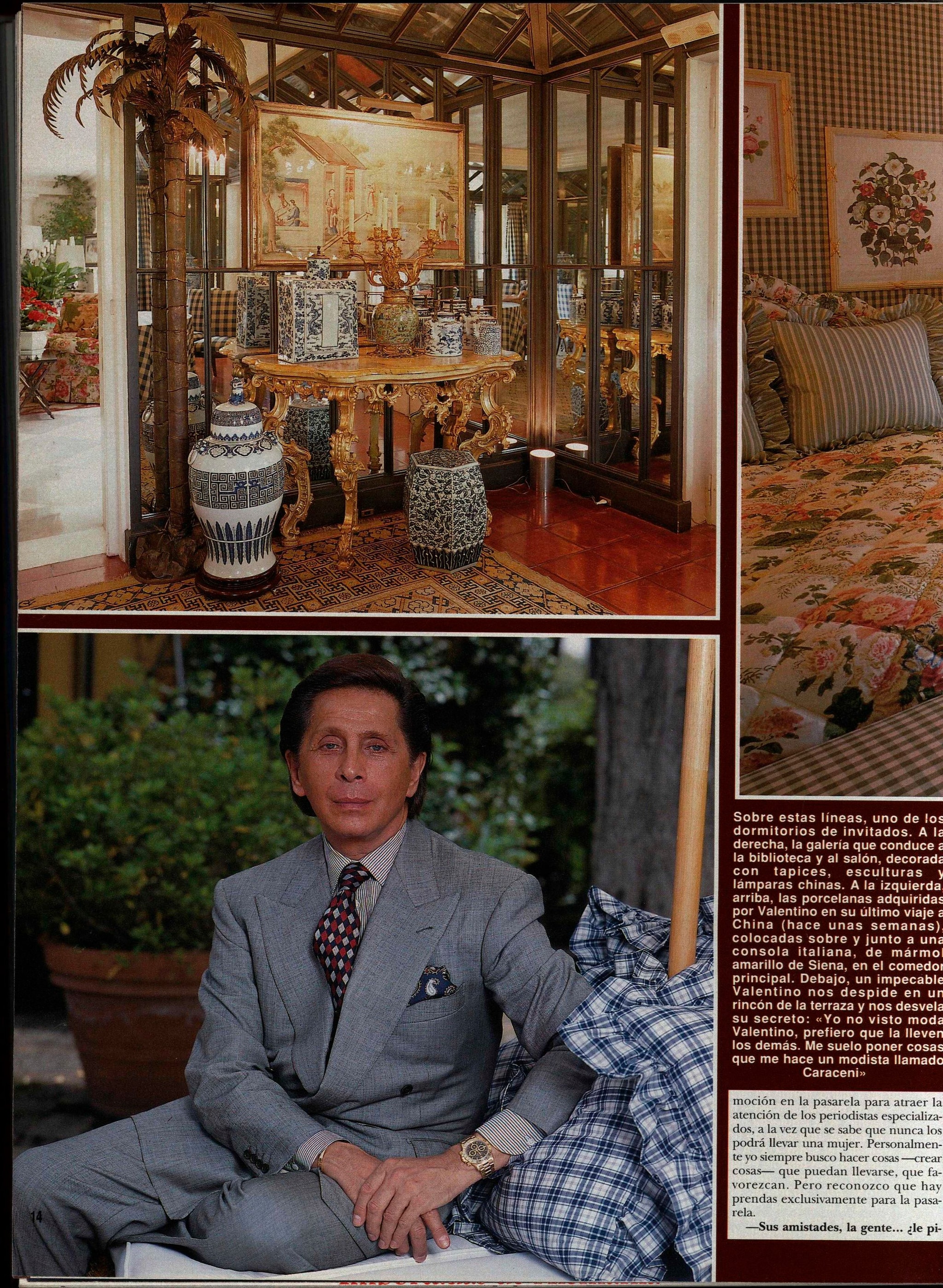 Valentino posando en el jardín de su casa de Roma