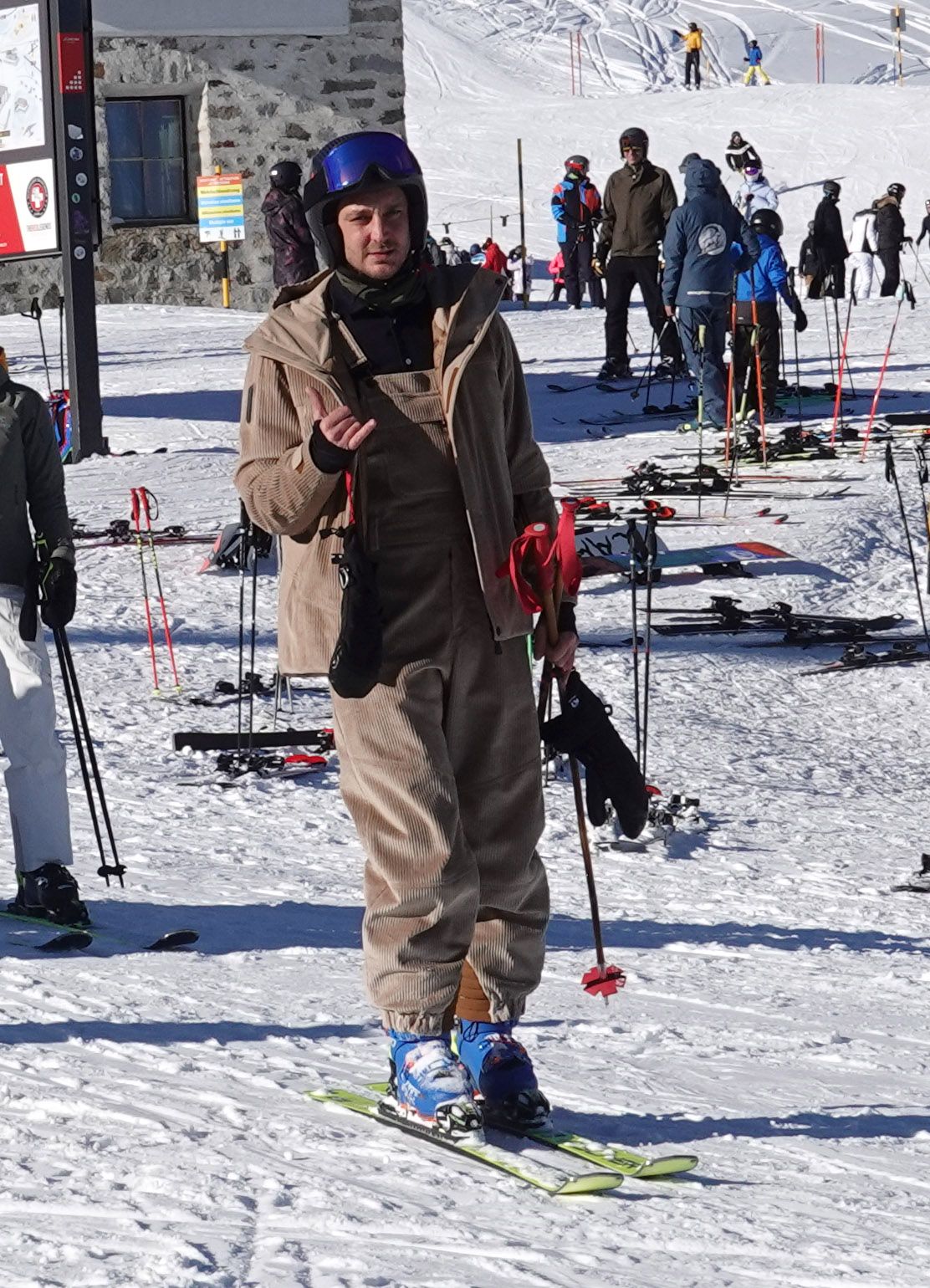 Pierre Casiraghi se decantó por un peto de pana y parka coordinada de Moncler.