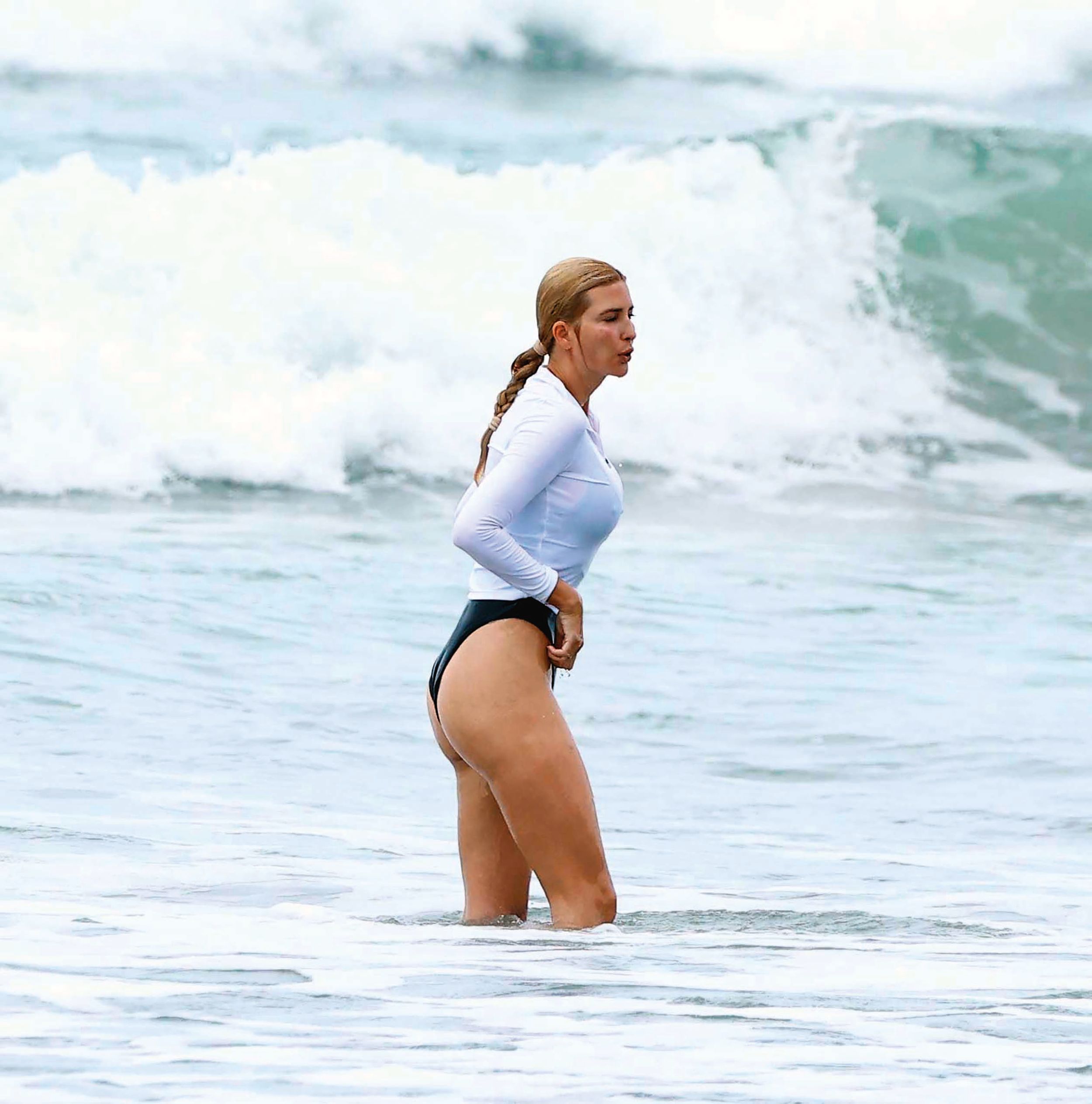 Ivanka Trump disfrutó cogiendo olas durante sus vacaciones en Costa Rica