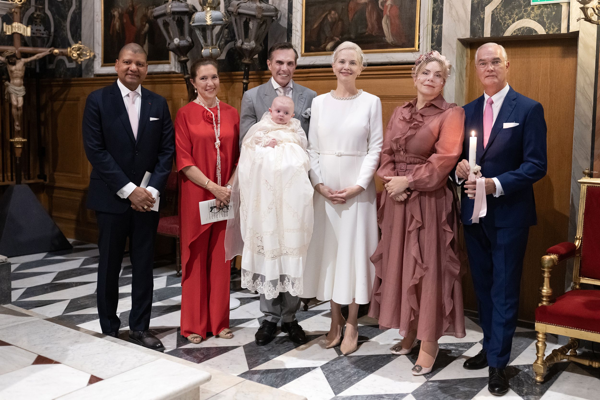 Carlos Felipe y Naomi de Orleans con los cuatro padrinos de su hija