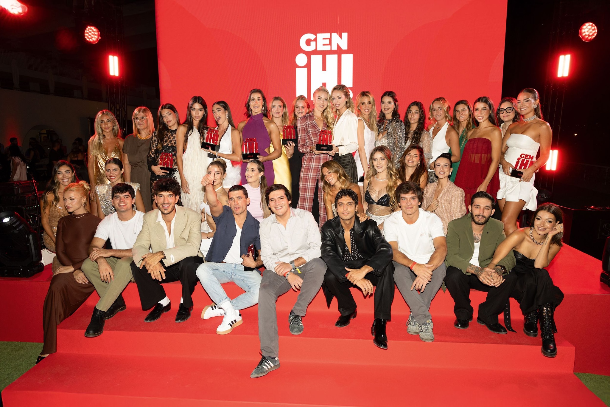 En la imagen, parte de los 50 rostros de GEN ¡H!. Arriba, de izquierda a derecha: Loreto Sesma; Anna Pascual y su hija, Dulceida; Lucía Rivera; Lola Lolita; Carolina Marín; Carmen Thyssen; Irini Fournier; María Carolina y María Chiara de Borbón-Dos Sicilias; Alice Campello; Isabelle Junot; Paula Cabanas; Inés Bilbao; Gisela Pulido; María Monfort; María Cordero, y Laura Escanes. Sentados: Anna Padilla, Mirela Balic, Ana Cristina Portillo, Íñigo Quintero, Aleix Puig, Sofía Surferss, Jaime Lorente, Ona Carbonell, Diego y Felipe Gilca con Tomás Páramo, Belén Écija, Malu Salgado, Beatriz Espejel, Laura Corsini y Víctor Elías con Ana Guerra.