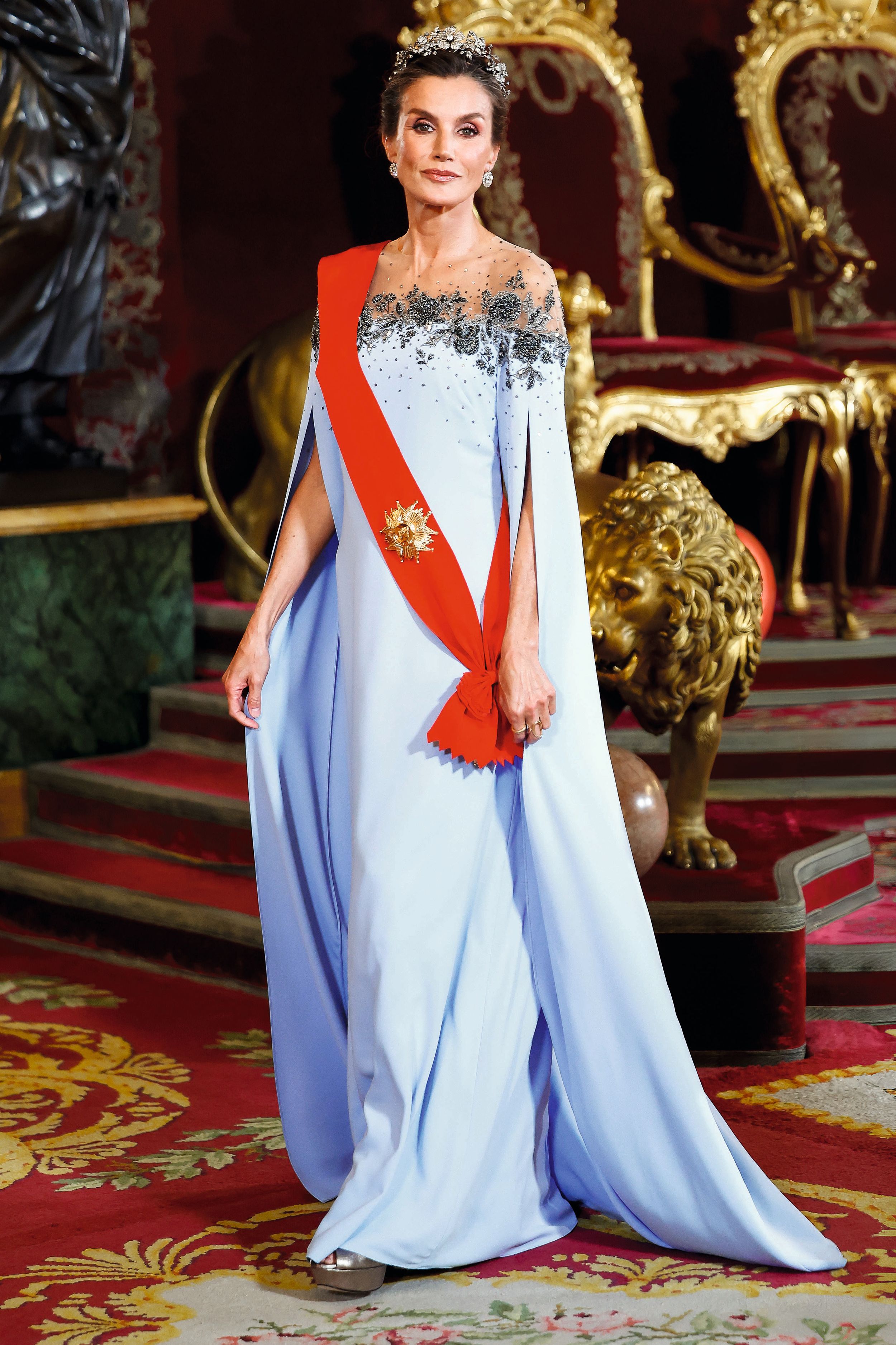 El Palacio Real acogió una cena de gala muy esperada, la primera que se ofrecía a un presidente francés desde el viaje de Nicolas Sarkozy y Carla Bruni en 2009 Aquí, doña Letizia vestida como una reina de cuento