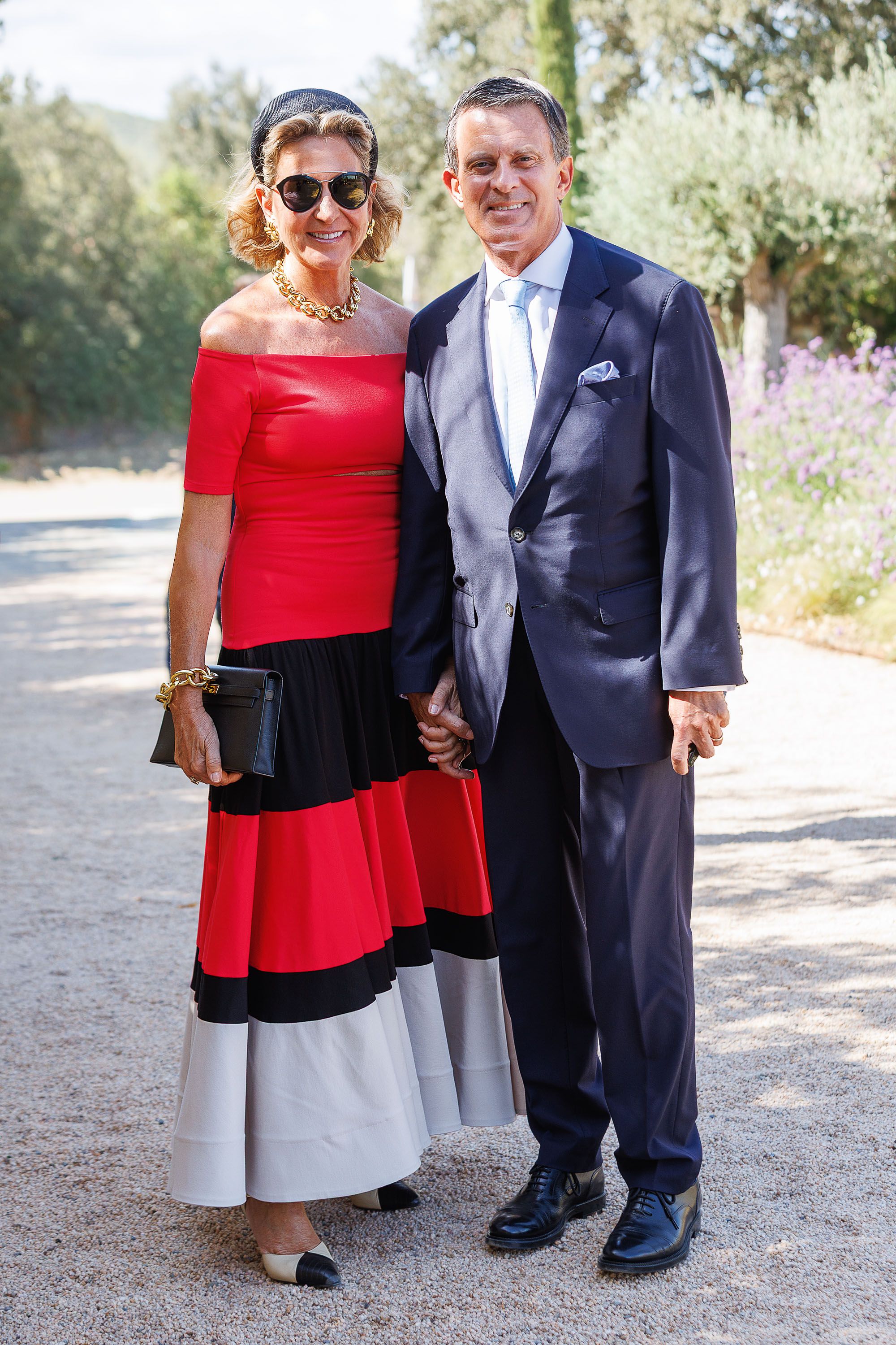 Susana Gallardo, junto a su marido, Manuel Valls, con un diseño rojo de falda voluminosa.