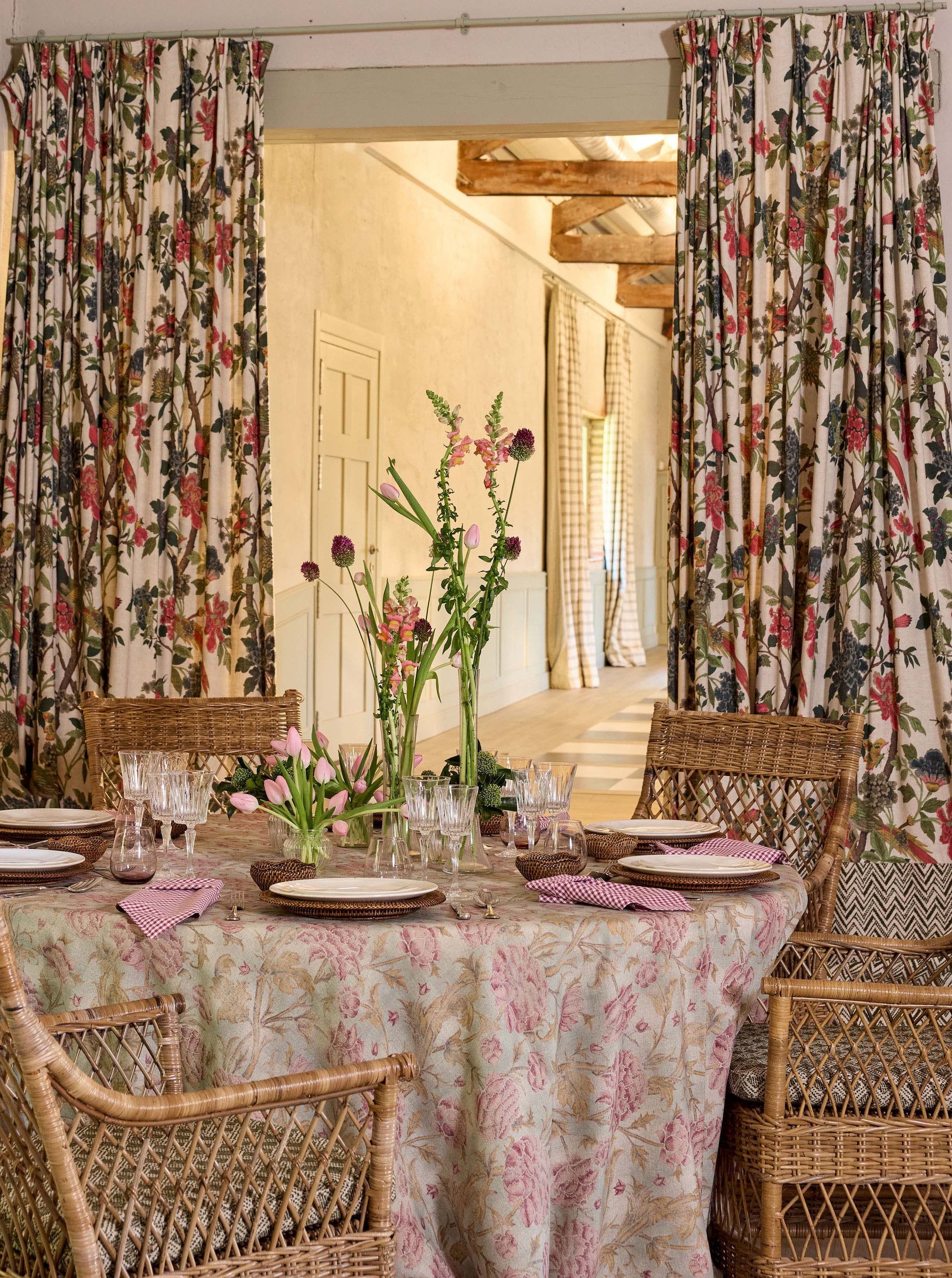 Una mesa intervenida por el grupo La Blonda y Florenea